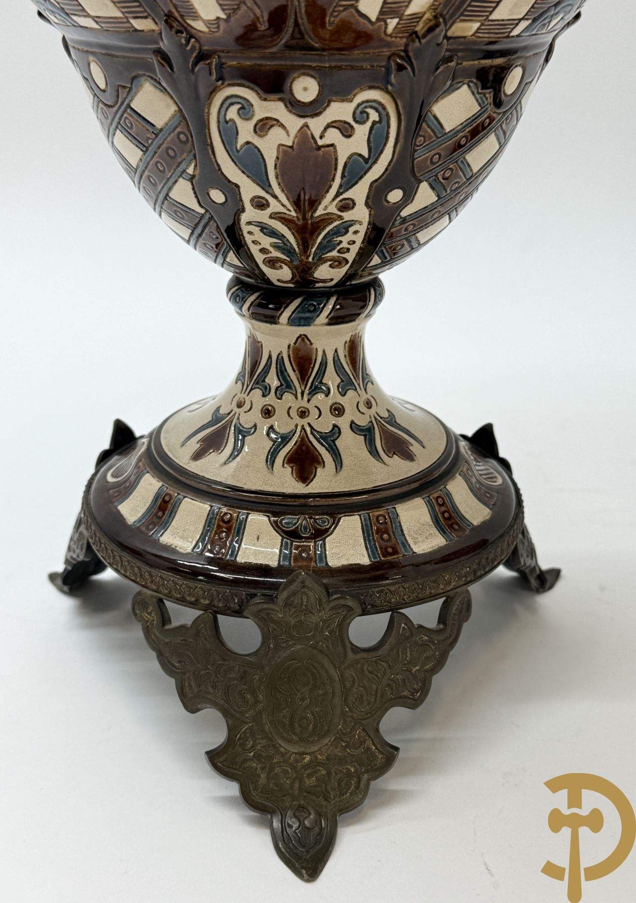 Paar meerkleurige vazen in Oostenrijkse faience met bloemendecor op koperen voet, Gerbing & Stephan, begin 1900