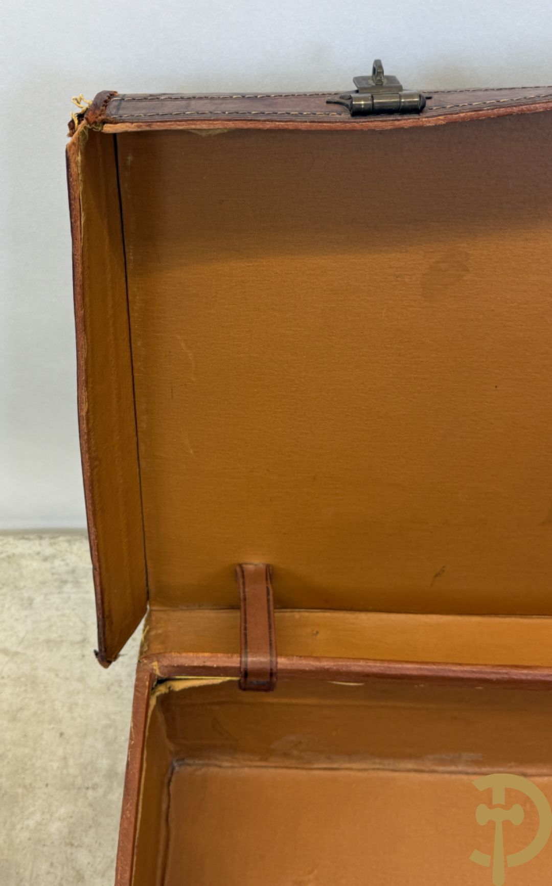 Drie oude lederen valiezen + reistas