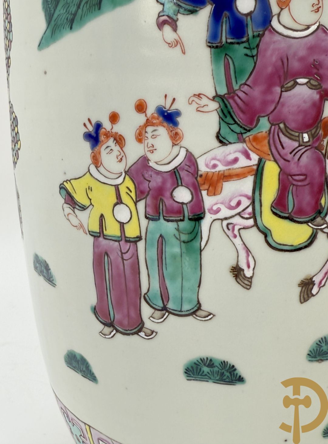 Chinese porseleinen vaas met dubbel decor van geanimeerd interieurzicht en mannen op paarden