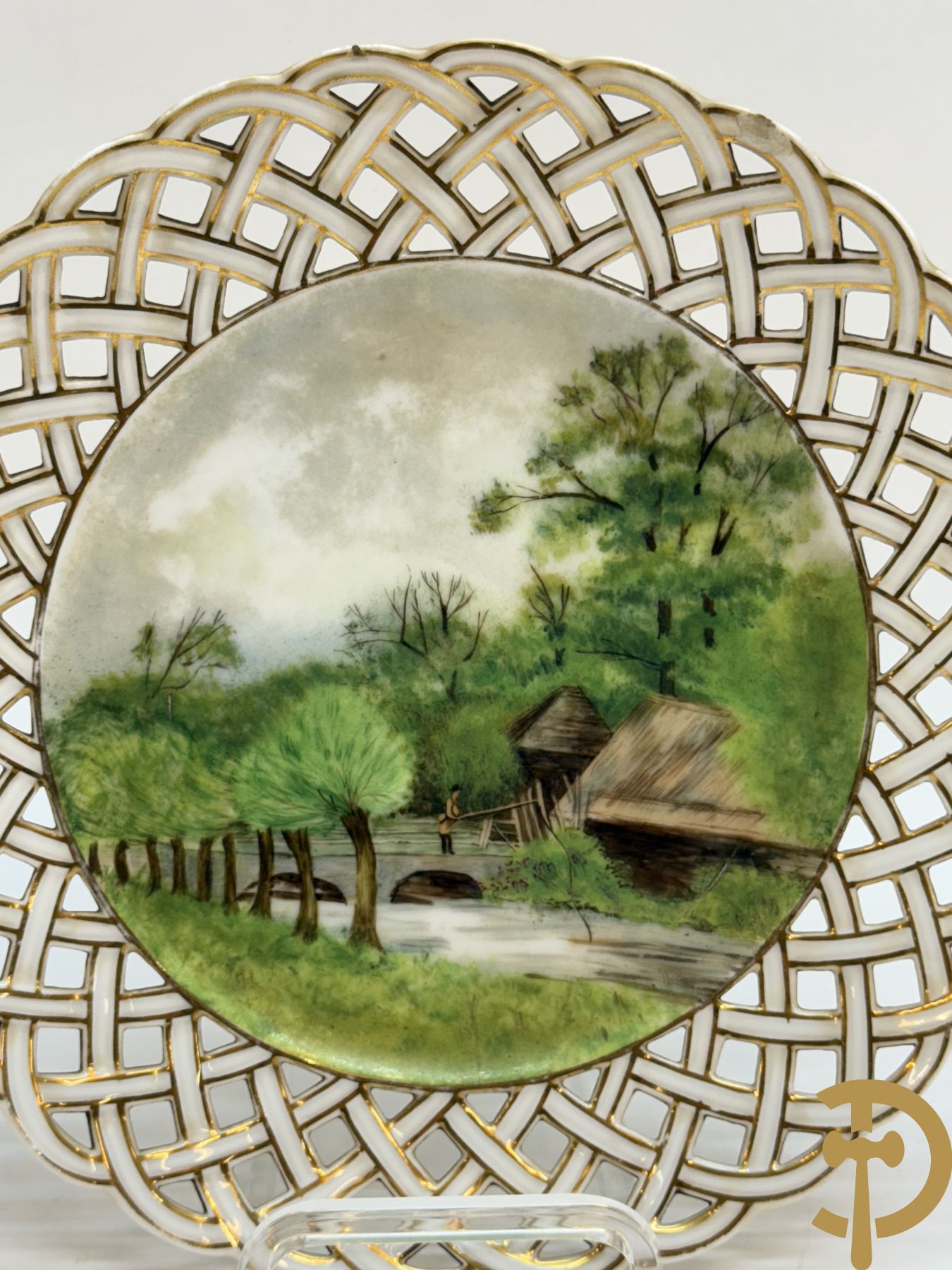 Acht handbeschilderde geajoureerde porseleinen borden met landschapsdecor, onderaan gemerkt