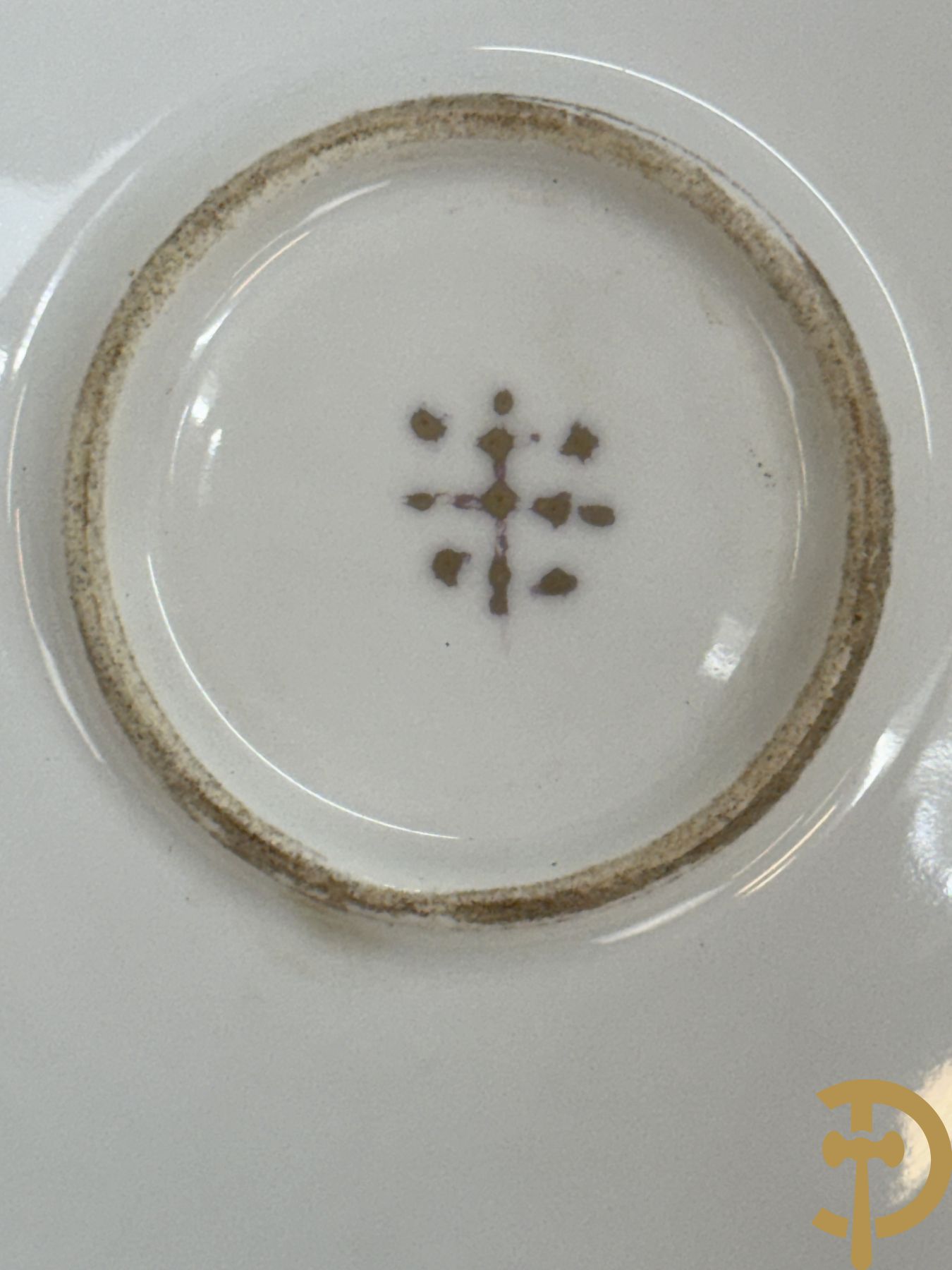 Paar handgekleurde Franse porseleinen borden met vogeldecor, 19e