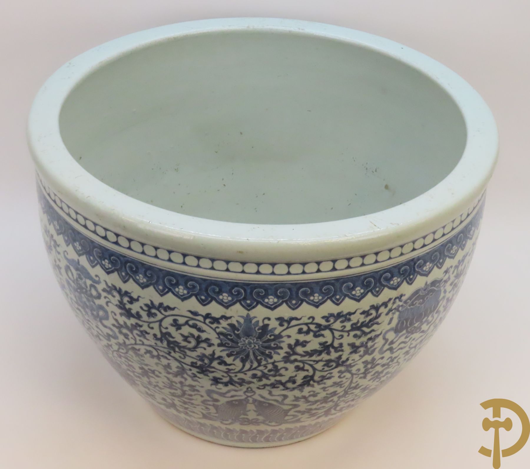 Chinese porseleinen blauw - witte viskom of grote cachepot met lotusslingers, Qian Long 19e