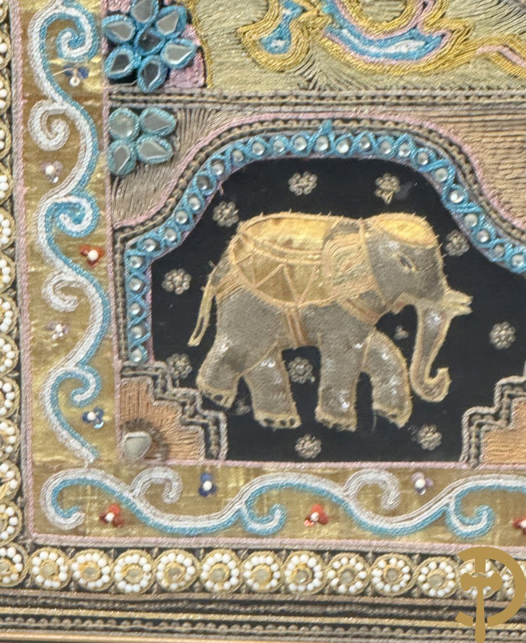 Groot Thais handgemaakt tafereel met boedhistische figuren en paradijsvogel