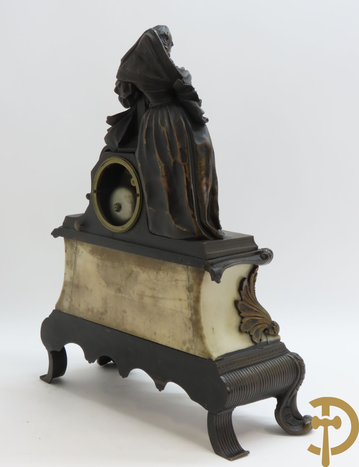 Bronzen garnituur met albastafwerking en zittende dame op klok