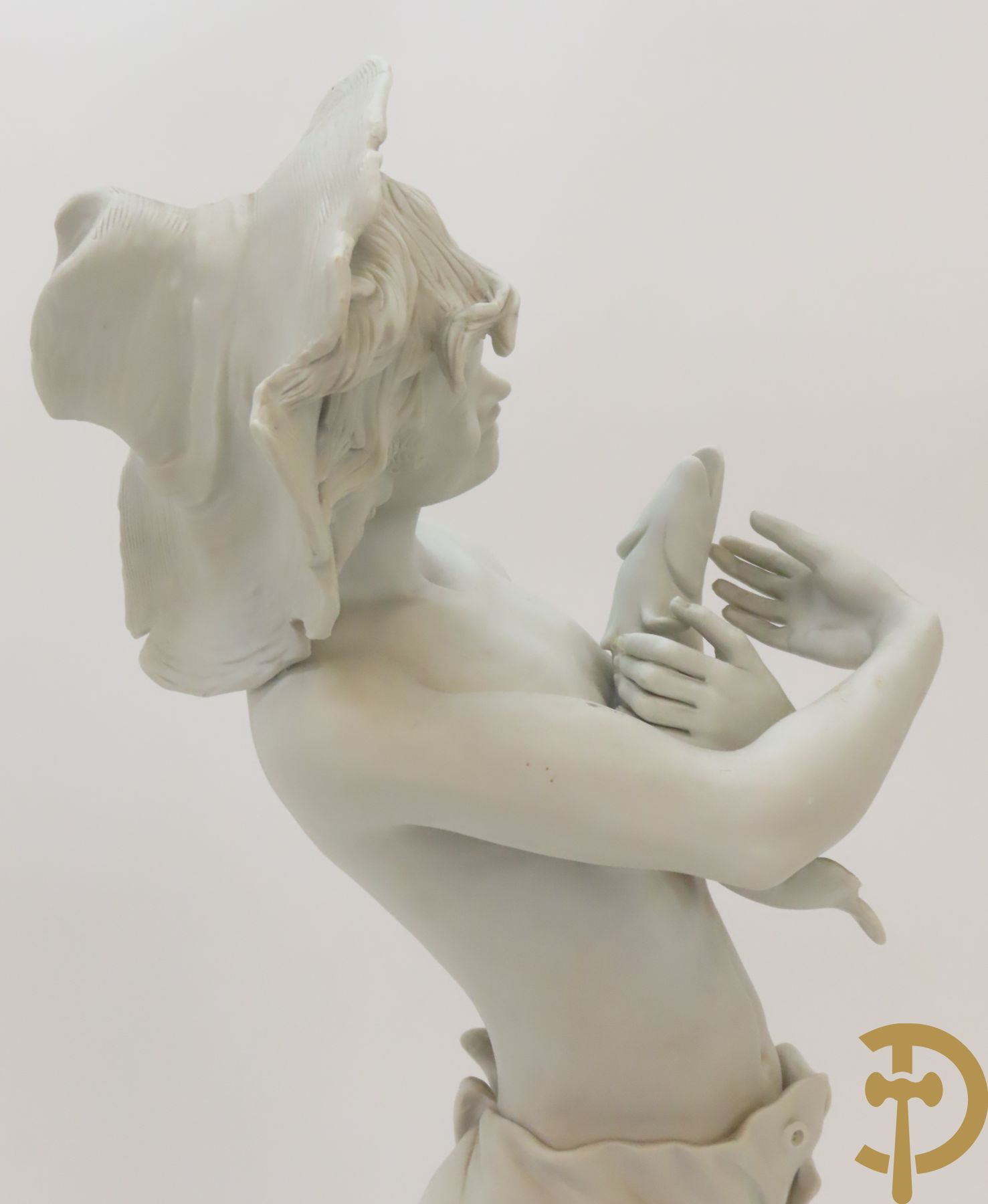 Drie beelden in Capo di Monte porselein : dame met lang haar, jongeman met vis en koppel op bank