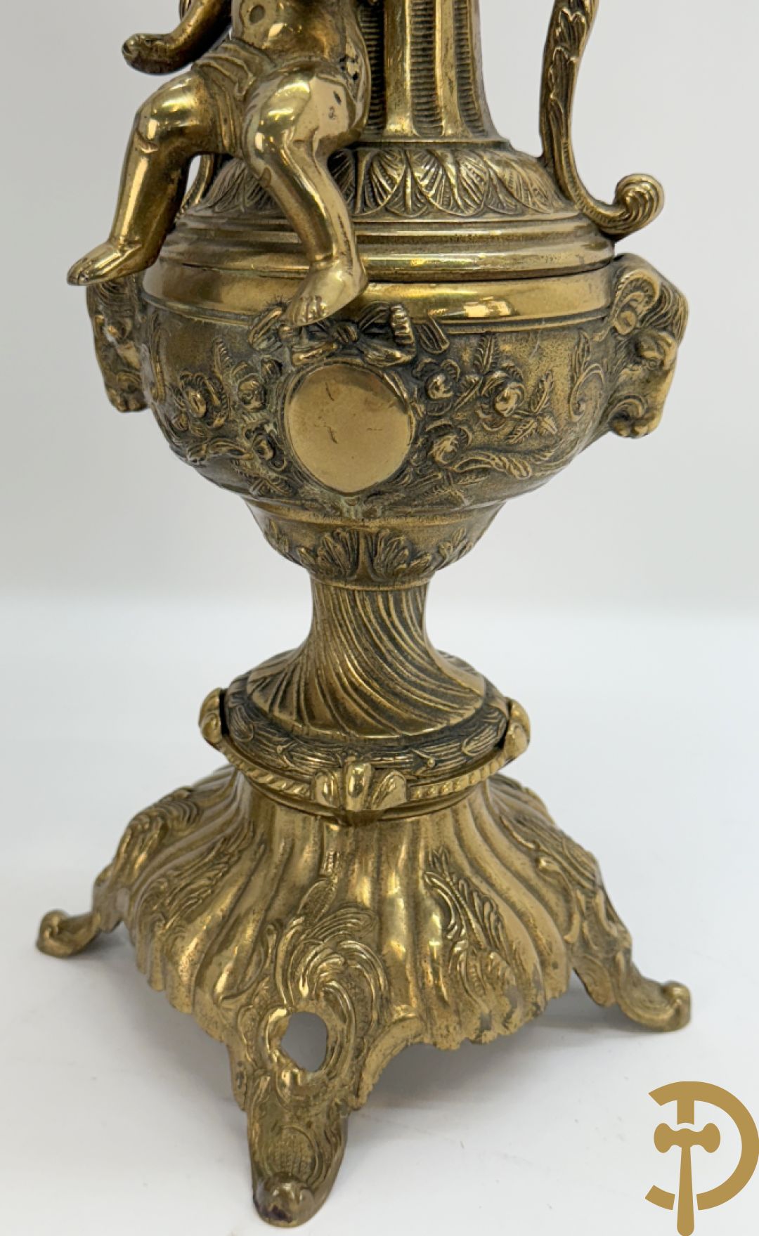 Paar koperen cassolettes bezet met ramskoppen dragende een cupido + koperen beeld van jongeman met zevenarmige kandelaar