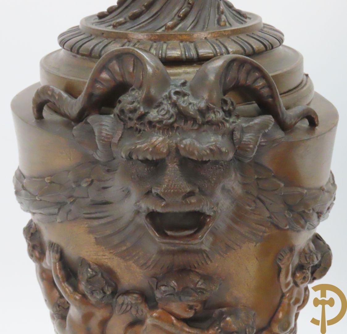 Paar bronzen cassolettes omgeven door dansende cupido