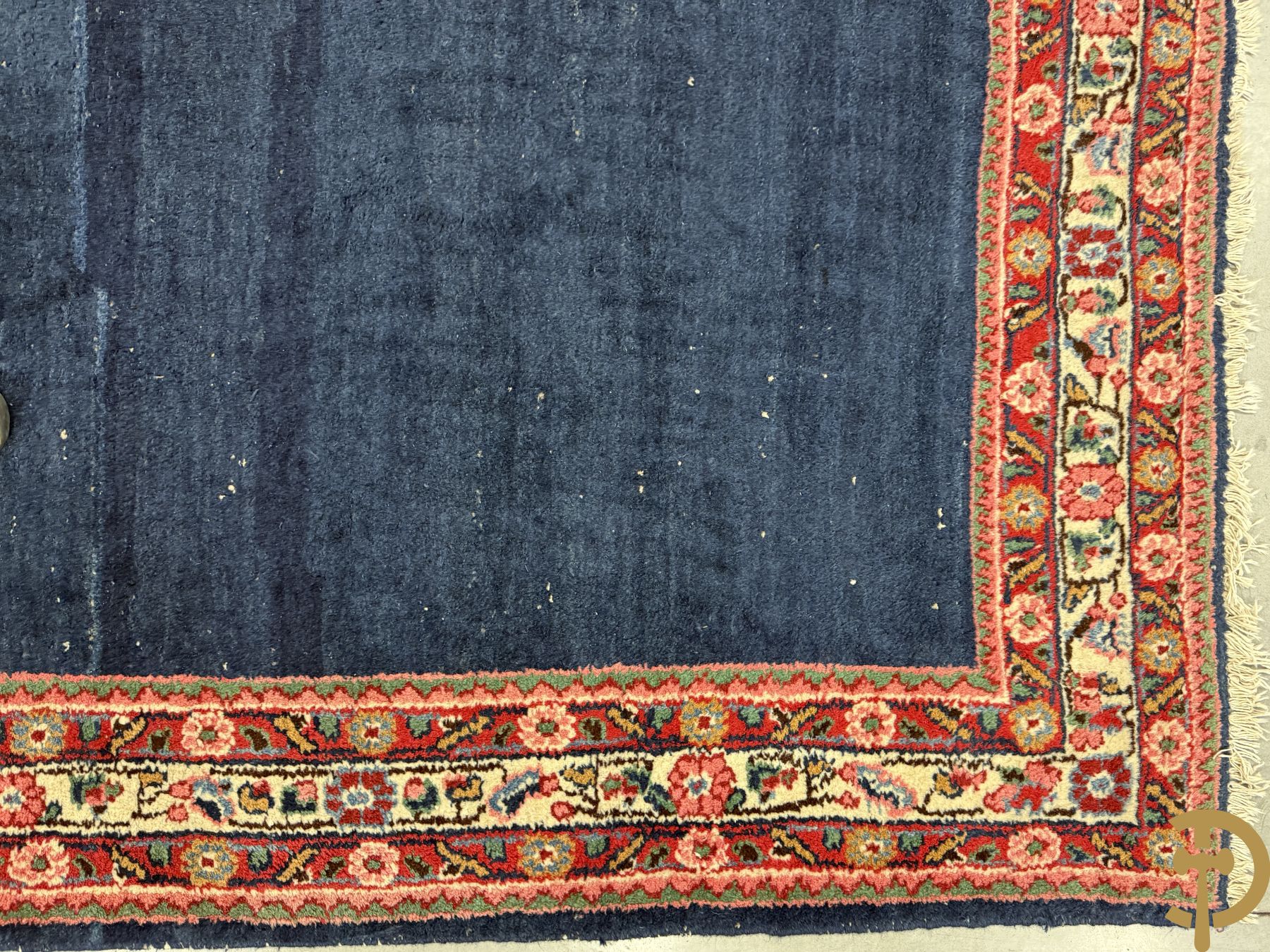 Drie oosterse handgeknoopte tapijten met blauwe fond