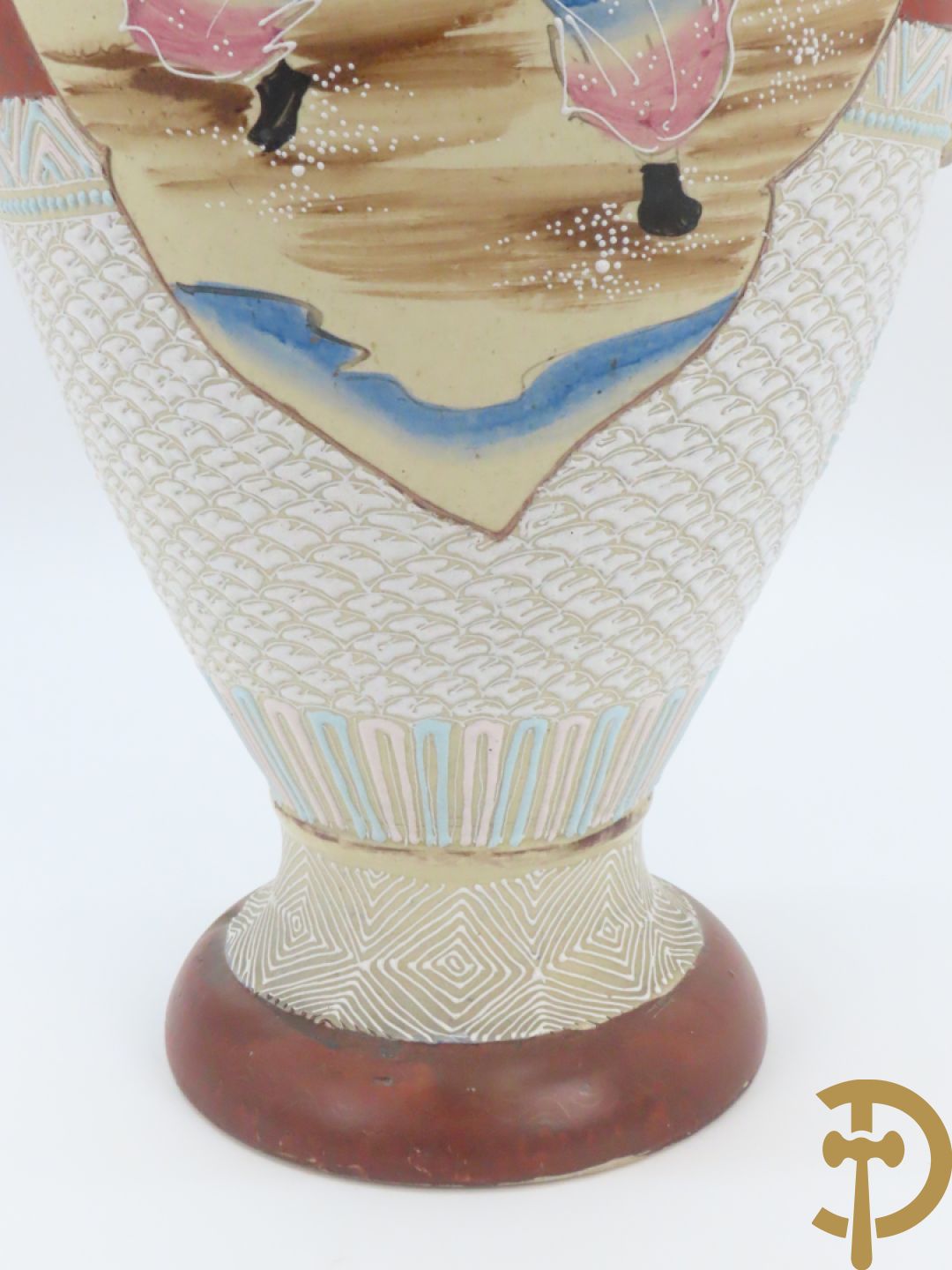 Paar Japanse Satsumat vazen met kijgerdecor en geanimeerde scènes, zijdelings met vogels bezet