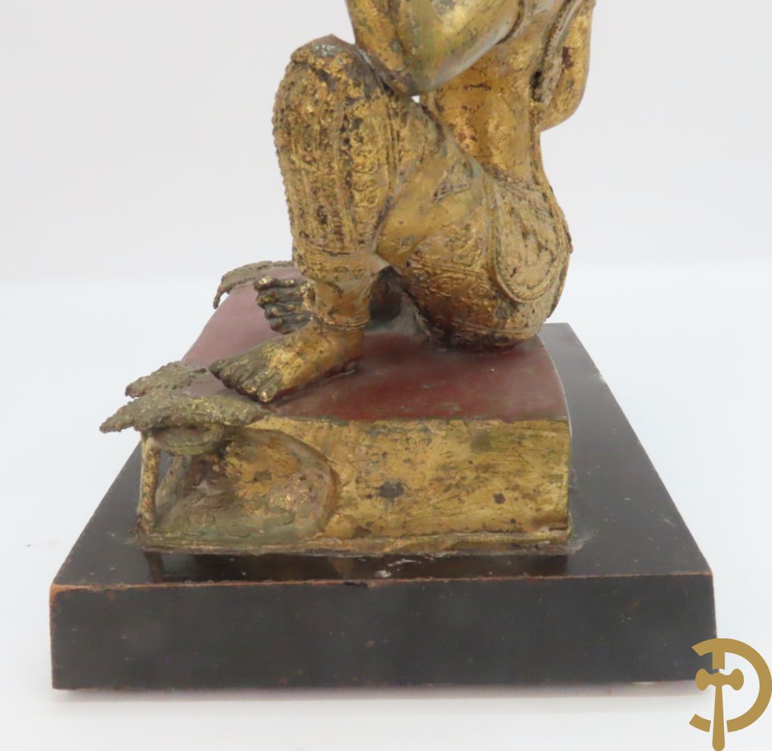 Orientaalse kopersculptuur van driekoppige olifant met boedhisatsvat + koperen boedhistische figuur met snaarinstrument