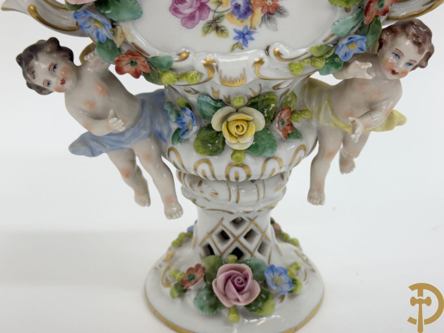 Milieu de table in porselein met bloemendecor + geajoureerde porseleinen Limoges coupe + porseleinen vaasje met cupido