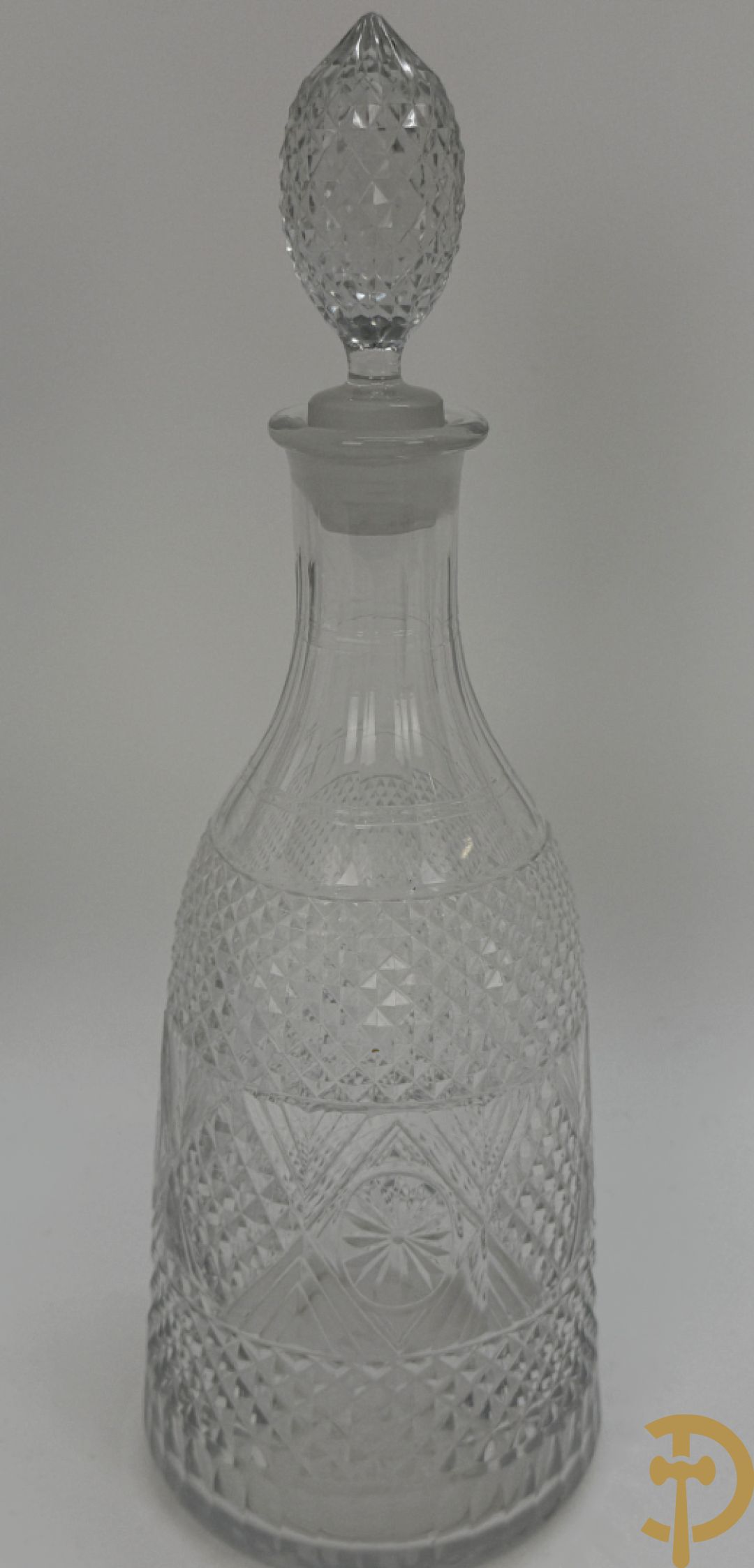 Paar diamantgeslepen karaffen + 5 andere karaffen