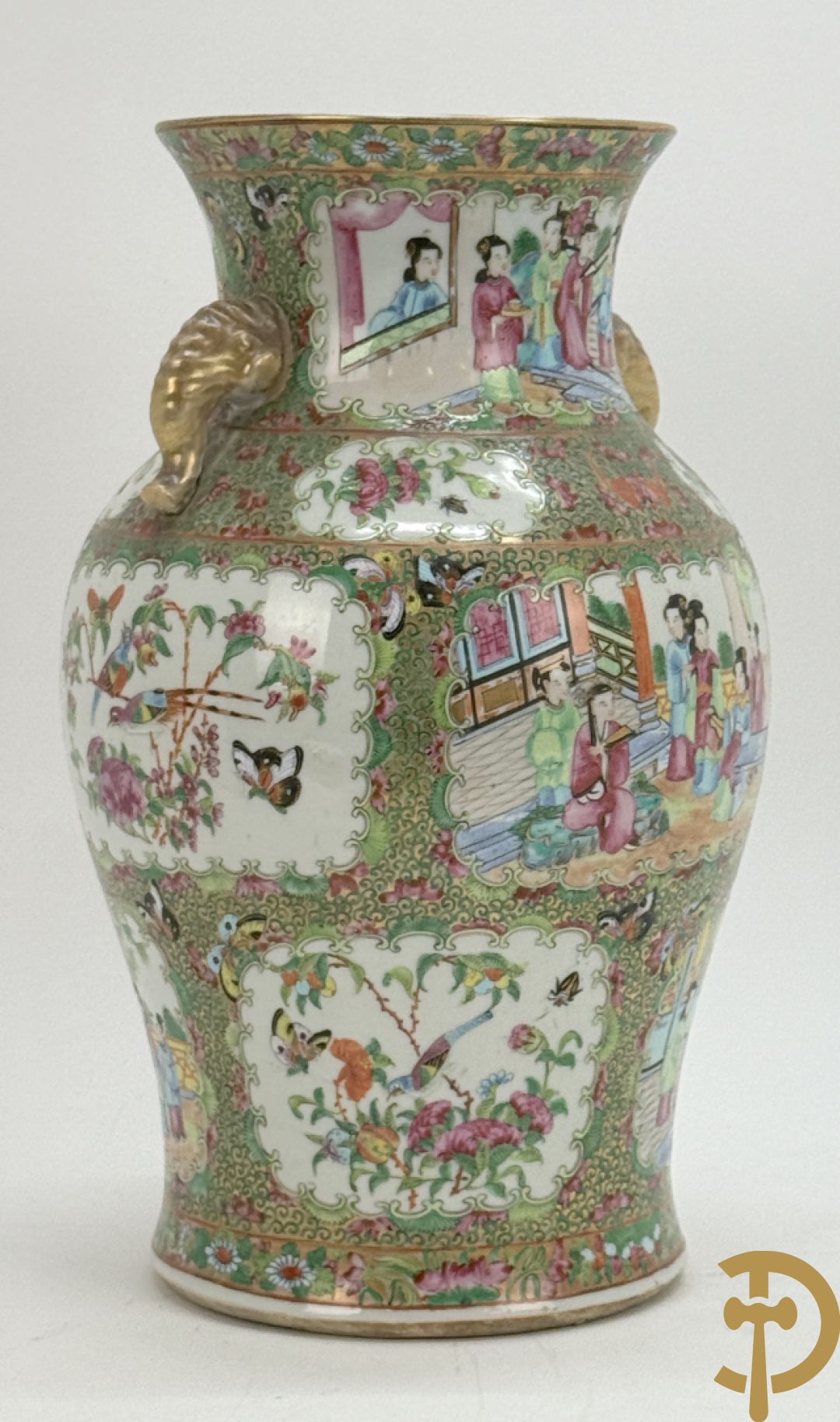 Chinese porseleinen Kantonvaas met geanimeerde taferelen, bloemen, vogel en vlinderdecor