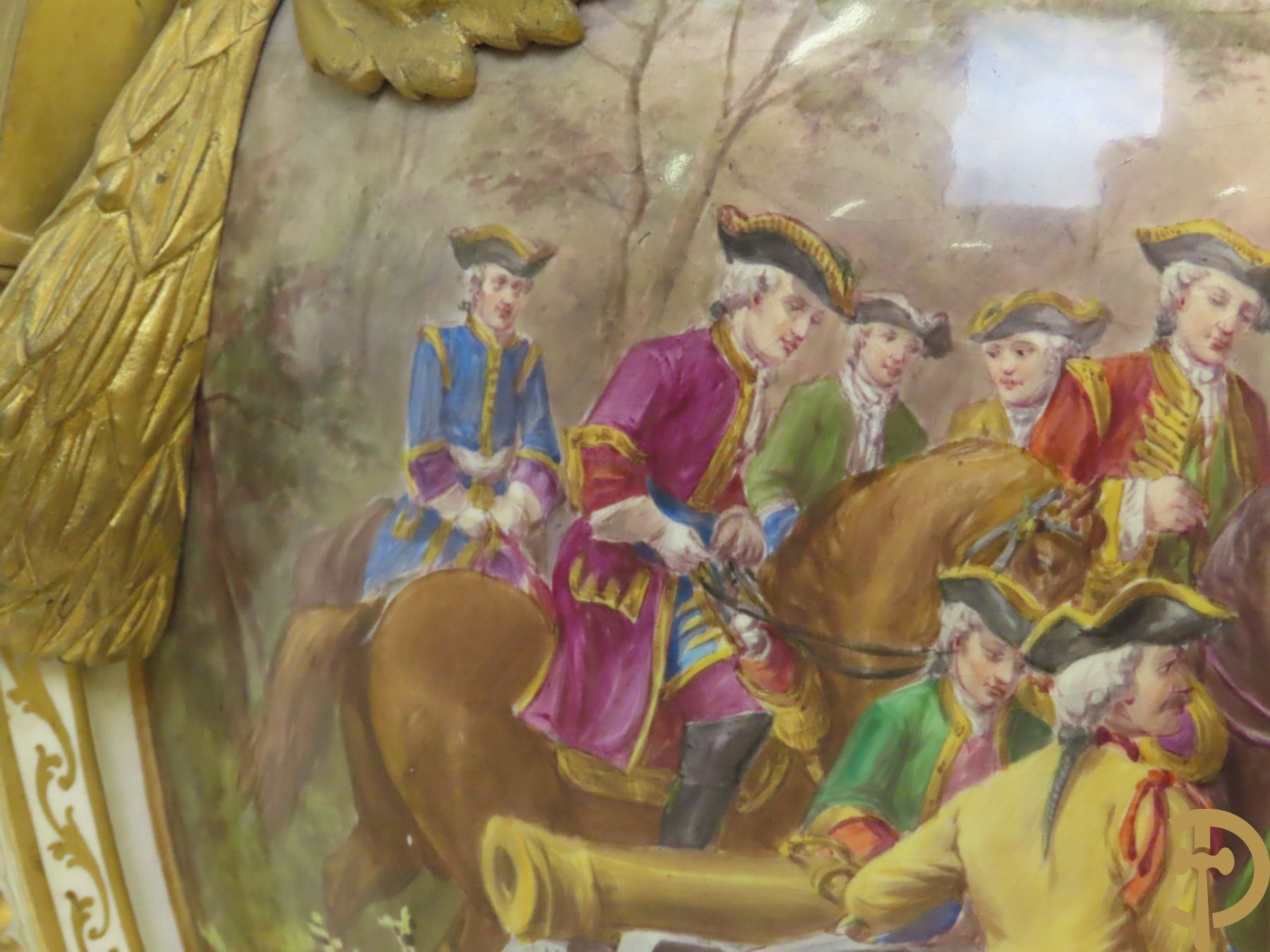Grote porseleinen Sèvres vaas met dubbel decor van cavalerie, slagveldtaferelen en zicht op kasteel, DESPREZ H. getekend in het decor - bovenaan met verguld decor en zijdelings met bronzen oren en accanthusranken - deksel met Sèvres merkteken - op vierkante bronzen sokkel met klauwepoten