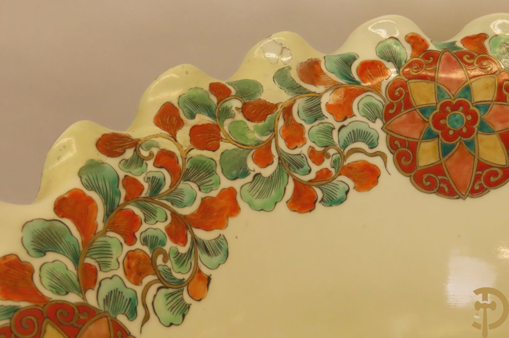 Japanse porseleinen waaiervaas met decor van geisha en krijger, bovenaan met florale motieven