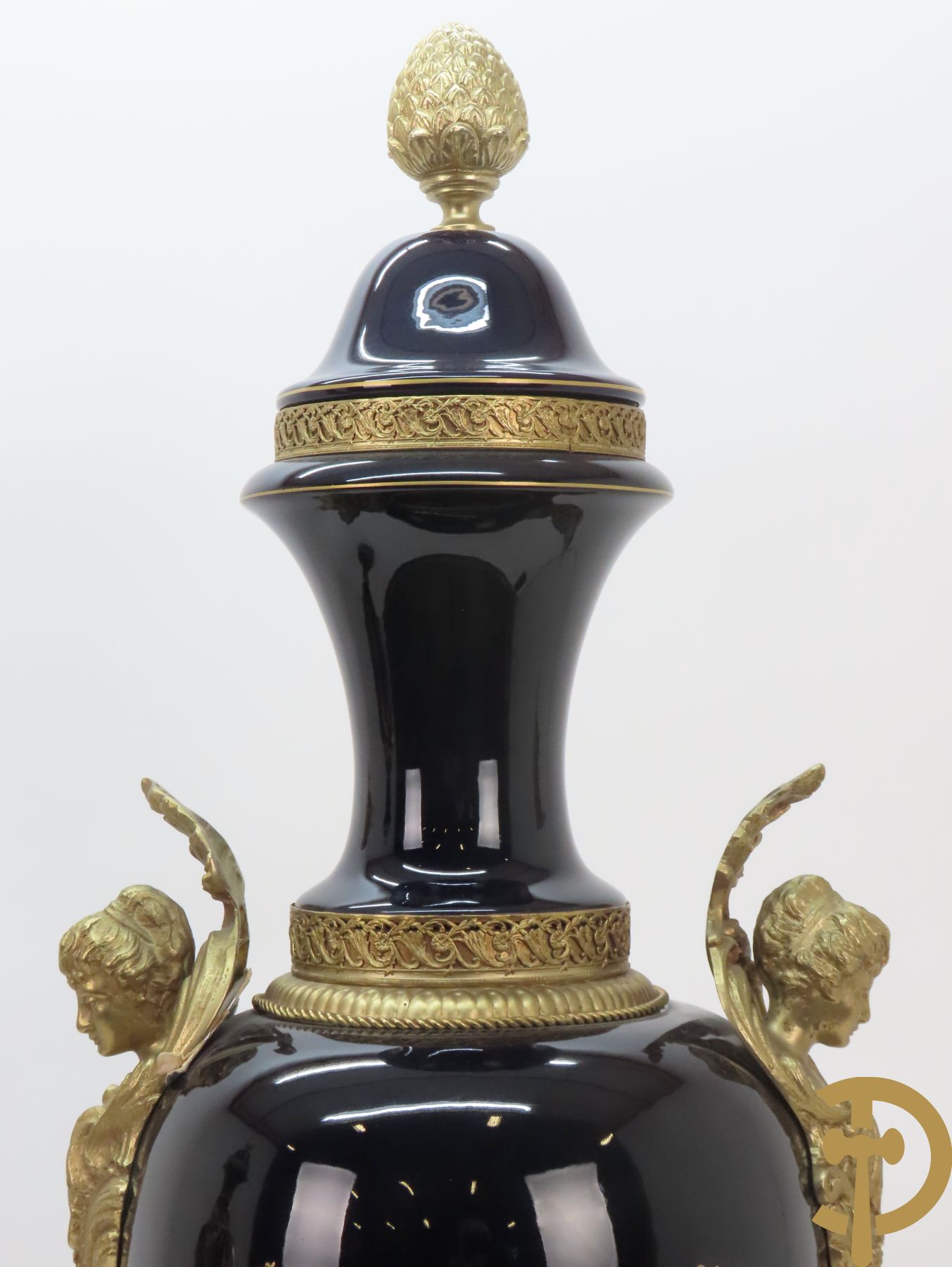 Paar Sèvres stijlvazen met geanimeerd romantisch decor, zijdelings bezet met bronzen medusahoofden, Rouly getekend