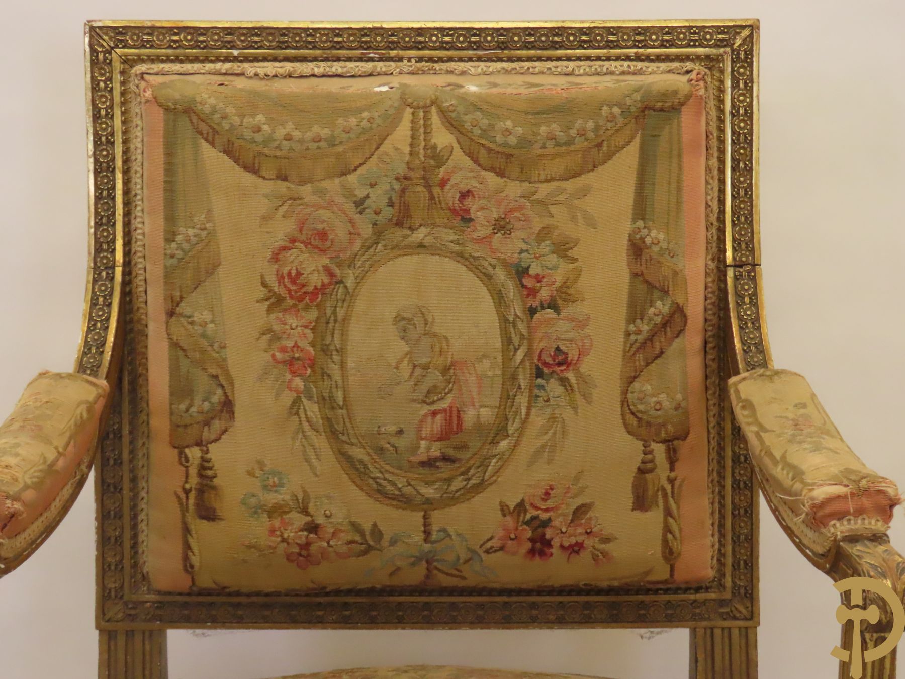 Vergulde armzetel Louis XVI stijl met tapisserie van dieren en bloemenmotieven + 2vergulde Louis XVI banquettes waarvan 1 gestoffeerd en 1 gecanneerd