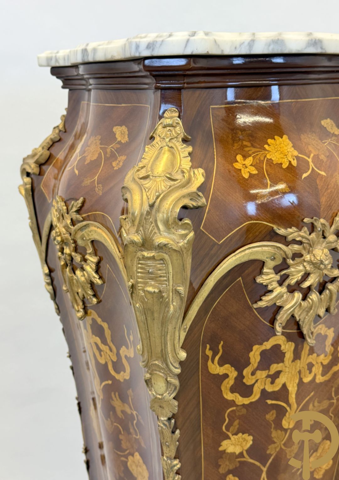 Paar notelaren gemarketteerde zuilen bezet met bronsbeslag en Louis XV motieven op voluutvormige poten - bovenaan met marmeren geaderd blad