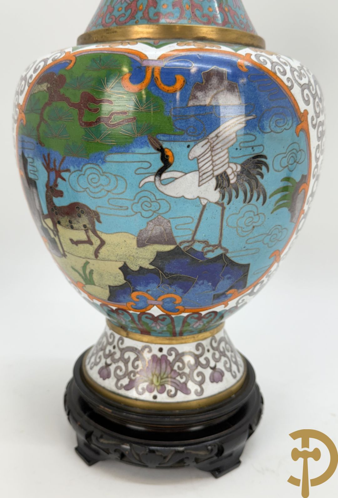 Paar cloisoné vazen met decor van vogels en bloemen op bijhorende zwarte sokkels