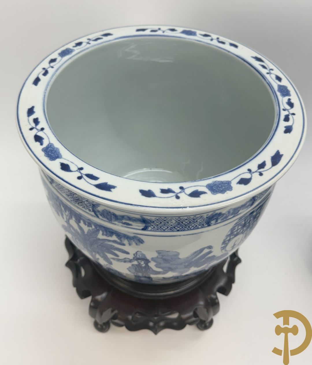 Twee blauw/witte cachepots met geanimeerd landschapsdecor op houten sokkels