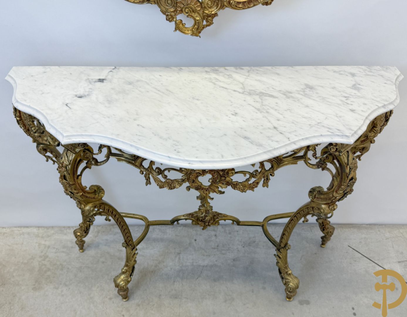 Koperen sierconsole Louis XV stijl met wit marmeren blad op 4 voluutvormige poten + bijhorende spiegel
