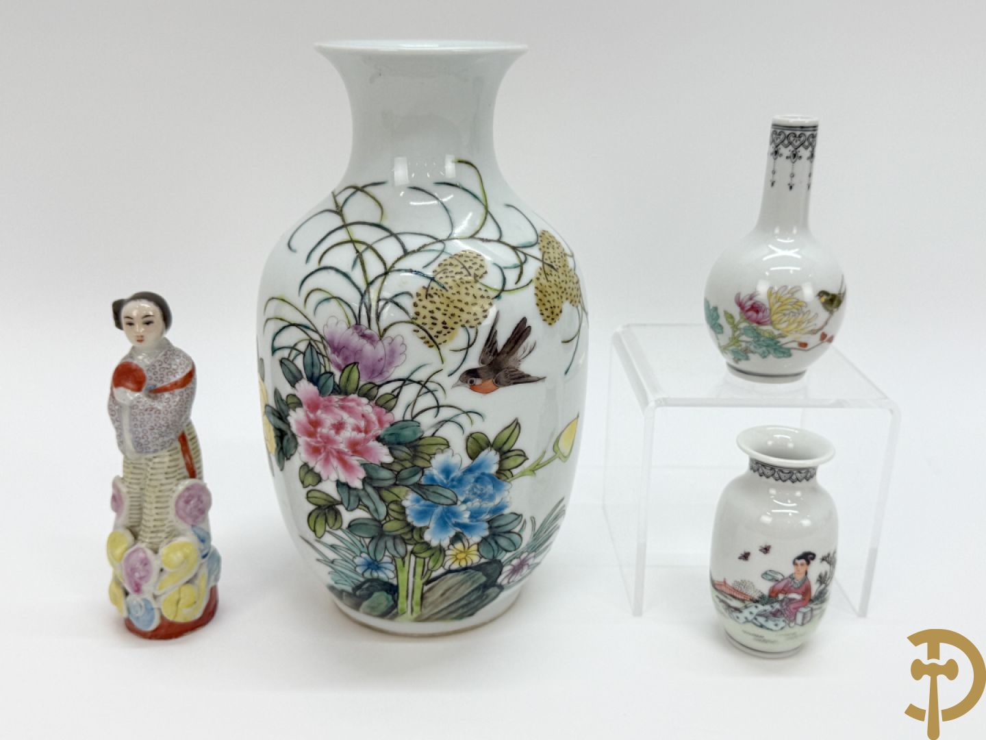 Chinees porseleinen vaasje met bloemendecor, Qinglong + 2 republieksvaasjes + porseleinen damesfiguur