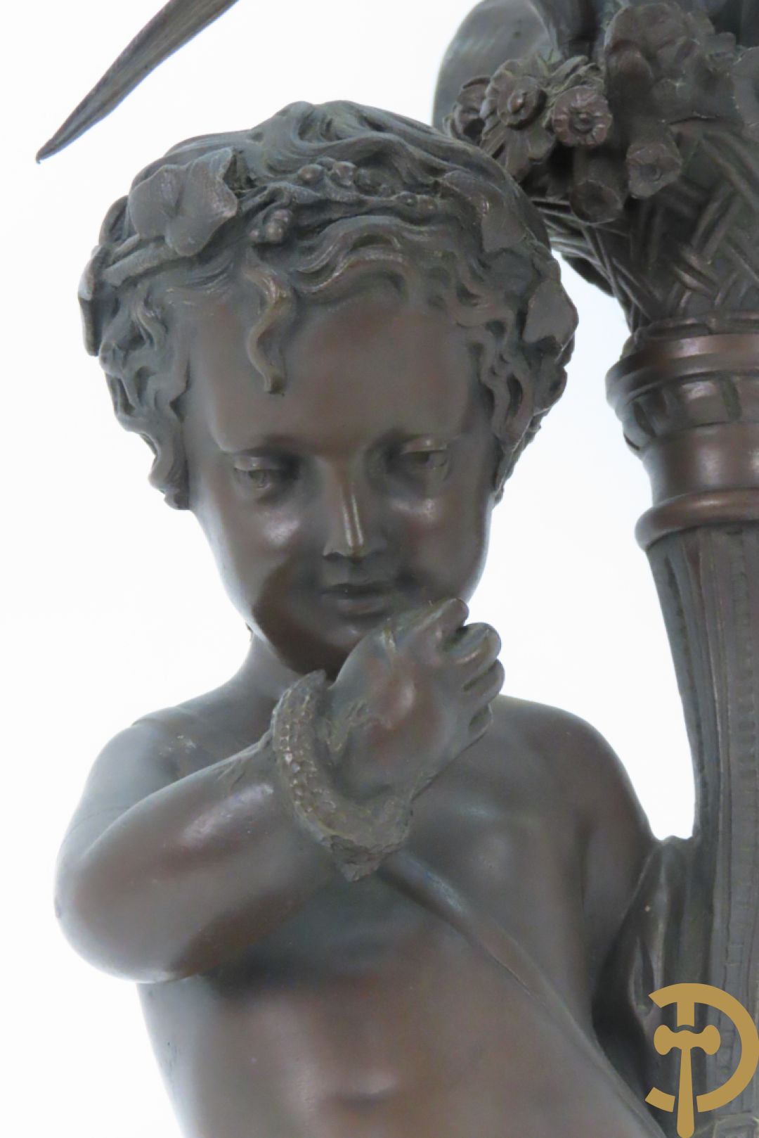 CLODION getekend - Paar elegante bronzen dames met tambour en fruit, geflankeerde door jonge faune, op marmeren klokstel - opgebouwd als garnituur met 2 kandelaars met bronzen kindjes dragende een toorts met bloemen en kaarsen