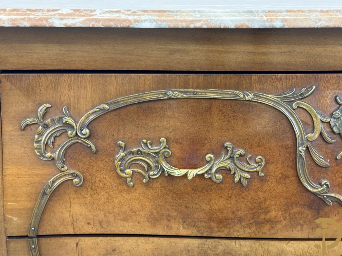 Notelaren Louis XV tweeladencommode met bronsbeslag en marmeren blad