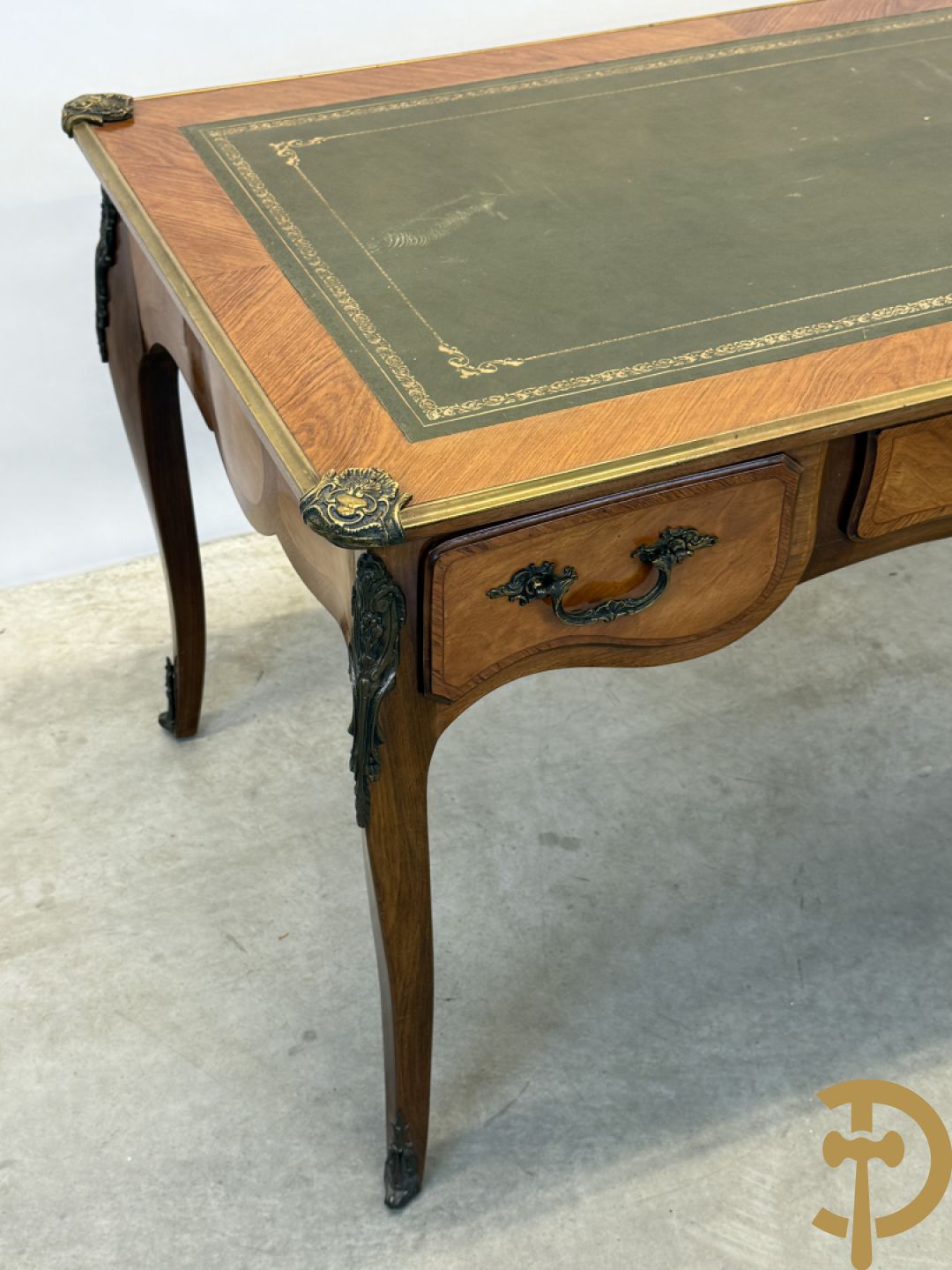 Notelaren Louis XV bureau met lederen blad, 3 lades  en bronsbeslag op voluutvormige poten