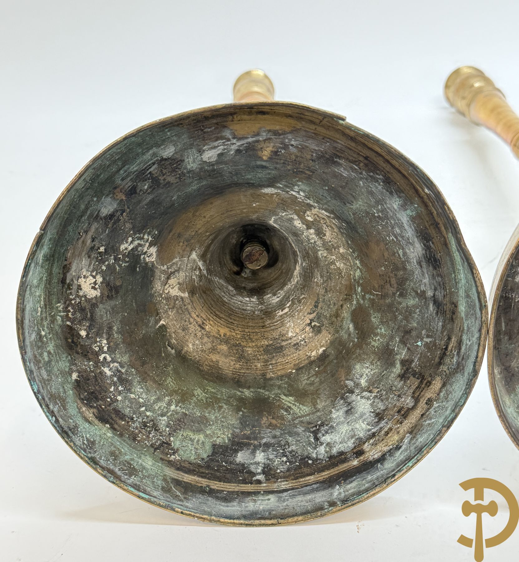 Paar antieke koperen kandelaars