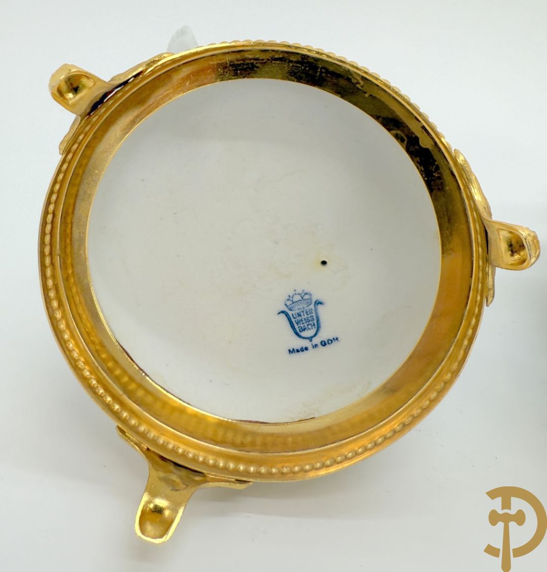 Zeven witte biscuits met voorstelligen van spelende kinderen en engelen op vergulde koperen sokkel, gemerkt Unterweisbach