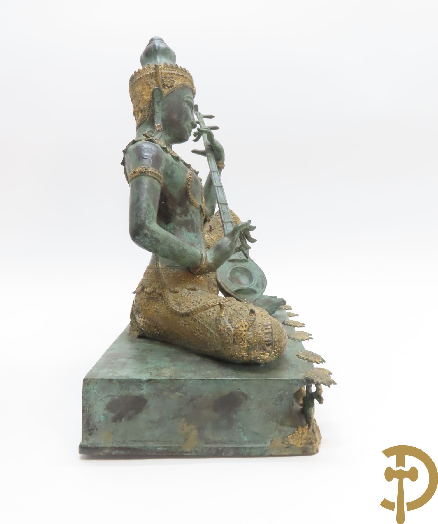 Bronzen boedhahoofd op sokkel + bronzen boedhistische figuur met snaarinstrument + stenen Khmer van boedhistisch figuur + stenen Kmer kopje