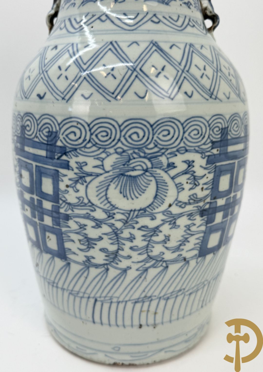 Paar blauw/witte Chinese porseleinen vazen met tekens en accanthusranken, 19e