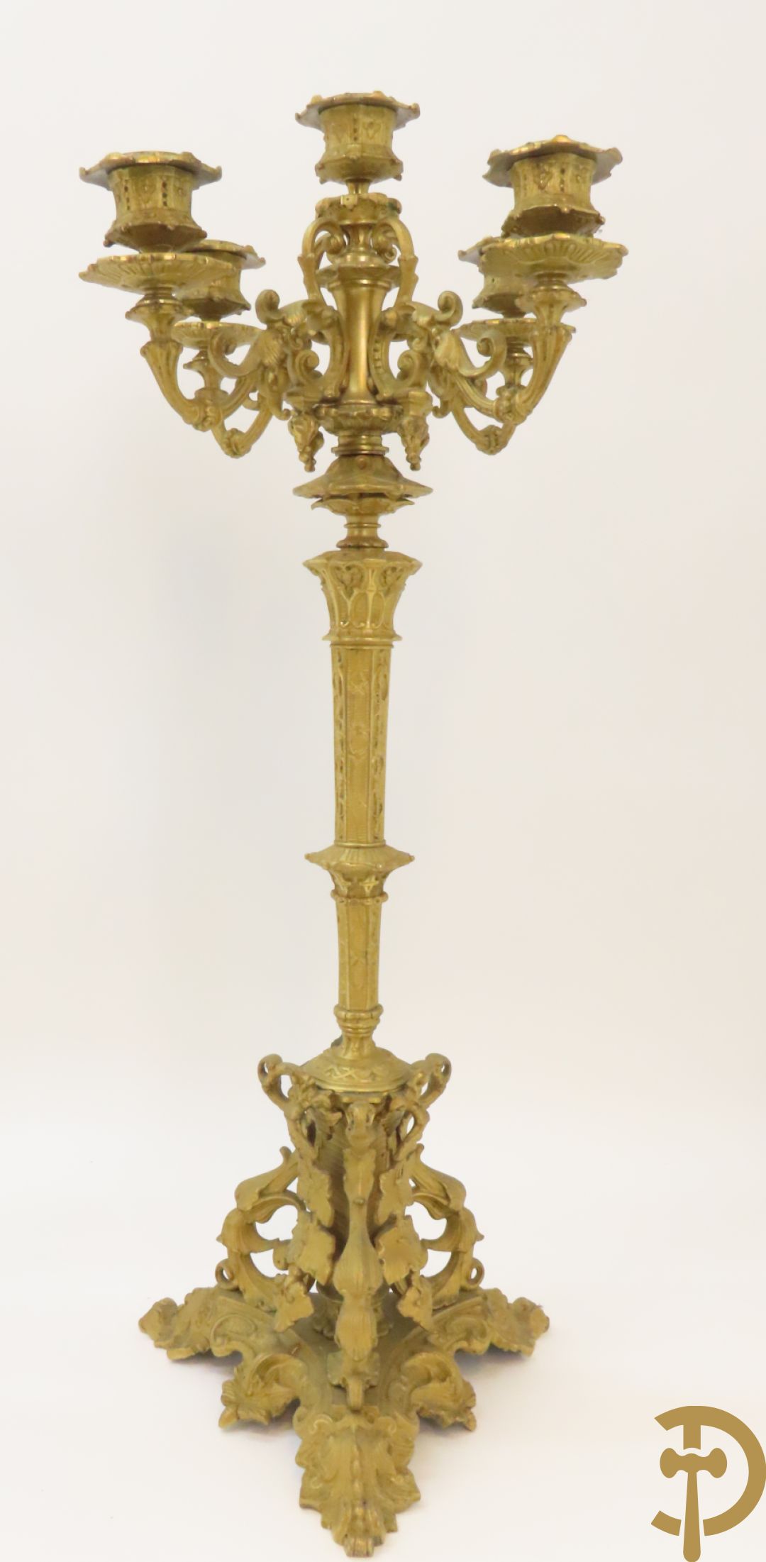 Napoleon III pendule met zwarte marmer, bovenaan bekroond met dame met amfoor en geflankeerd door paar bronzen kandelaars