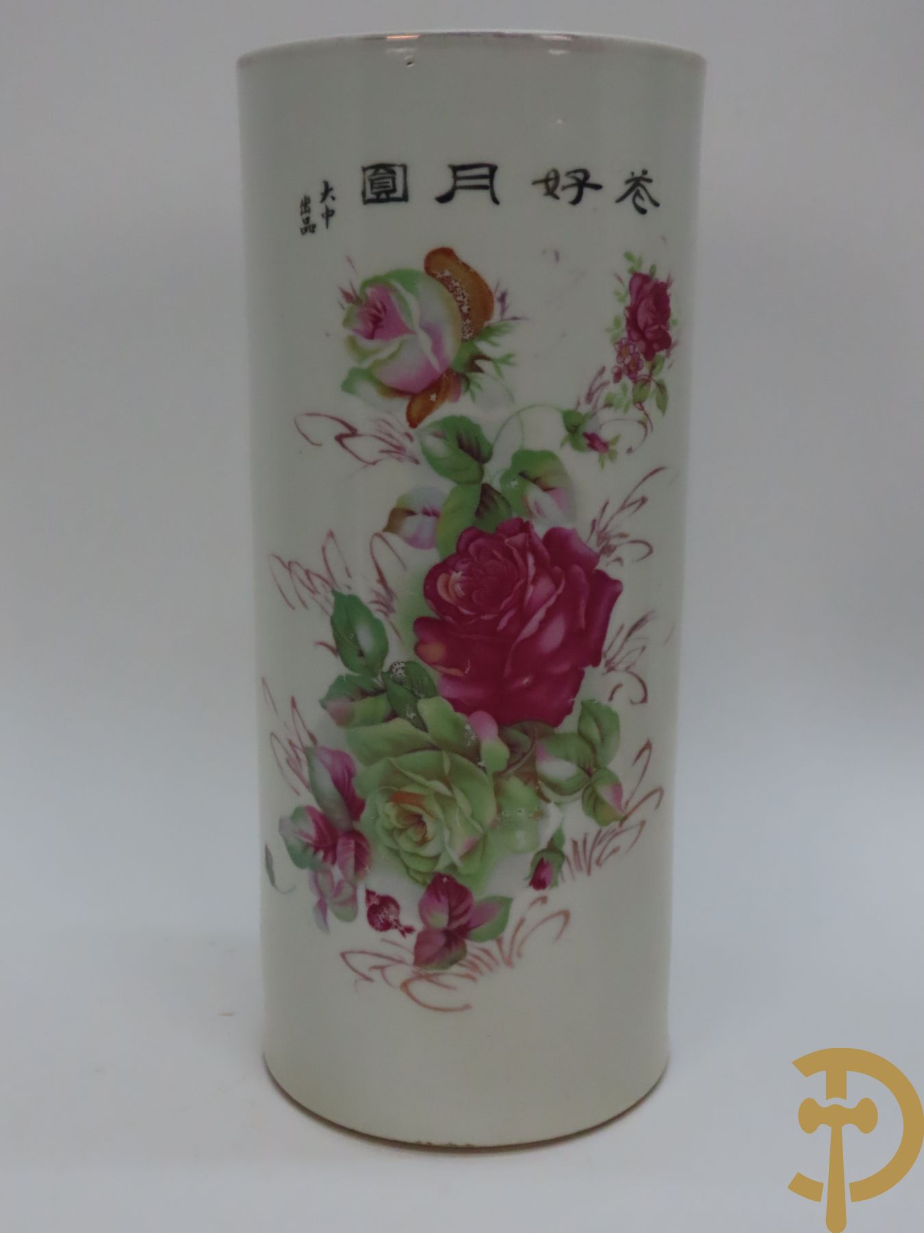 Drie Chinese porseleinen Kanton vaasjes met bloemen en geanimeerd decor (haarlijnen en restauratie)+ Kanton bord + 2 kleine Nankin vazen + cilindervaas met bloemendecor + Gu vaas met bloemendecor
