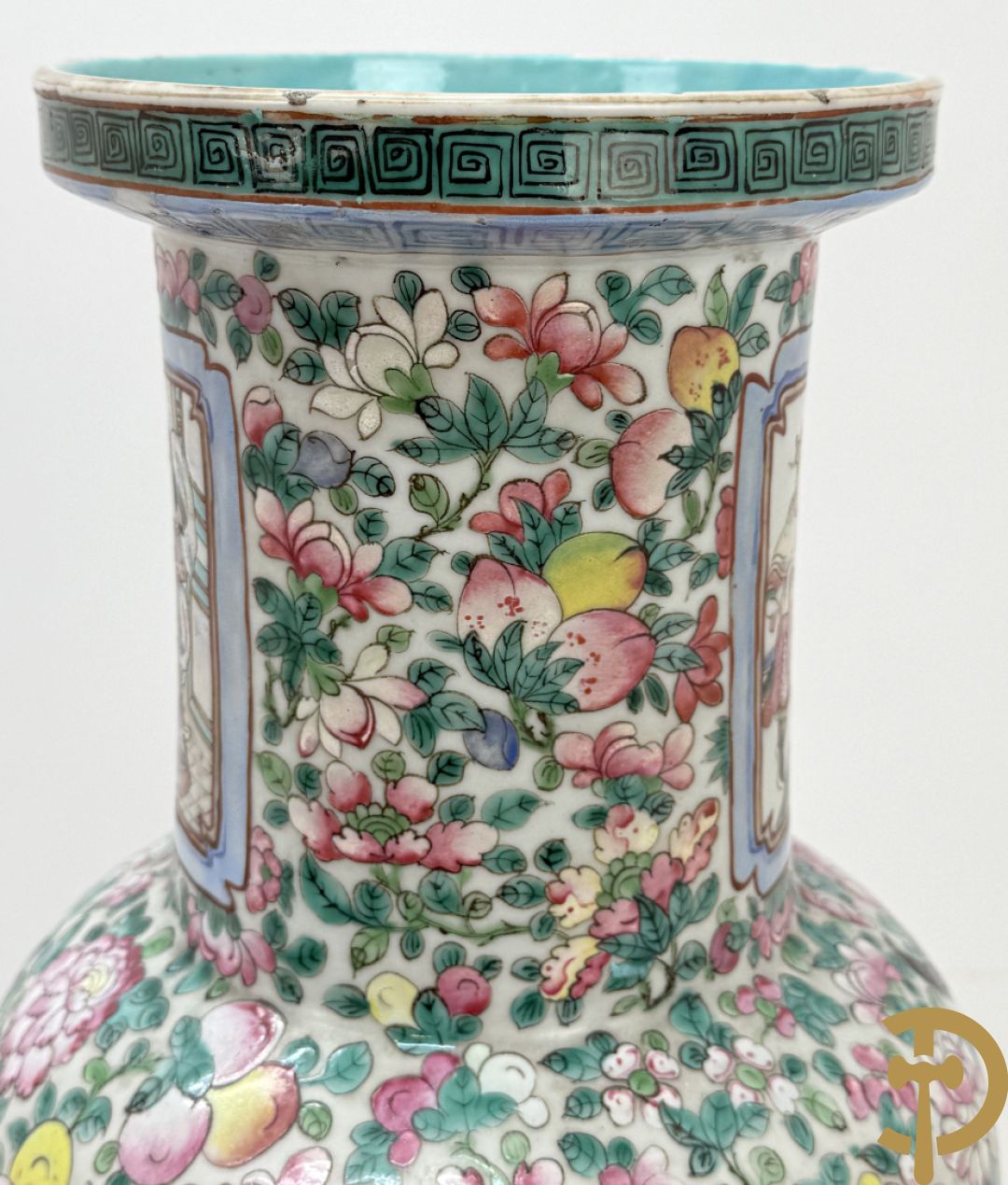 Chinese porseleinen vaas met geanimeerd decor en fond van bloemen, Kanton 19e