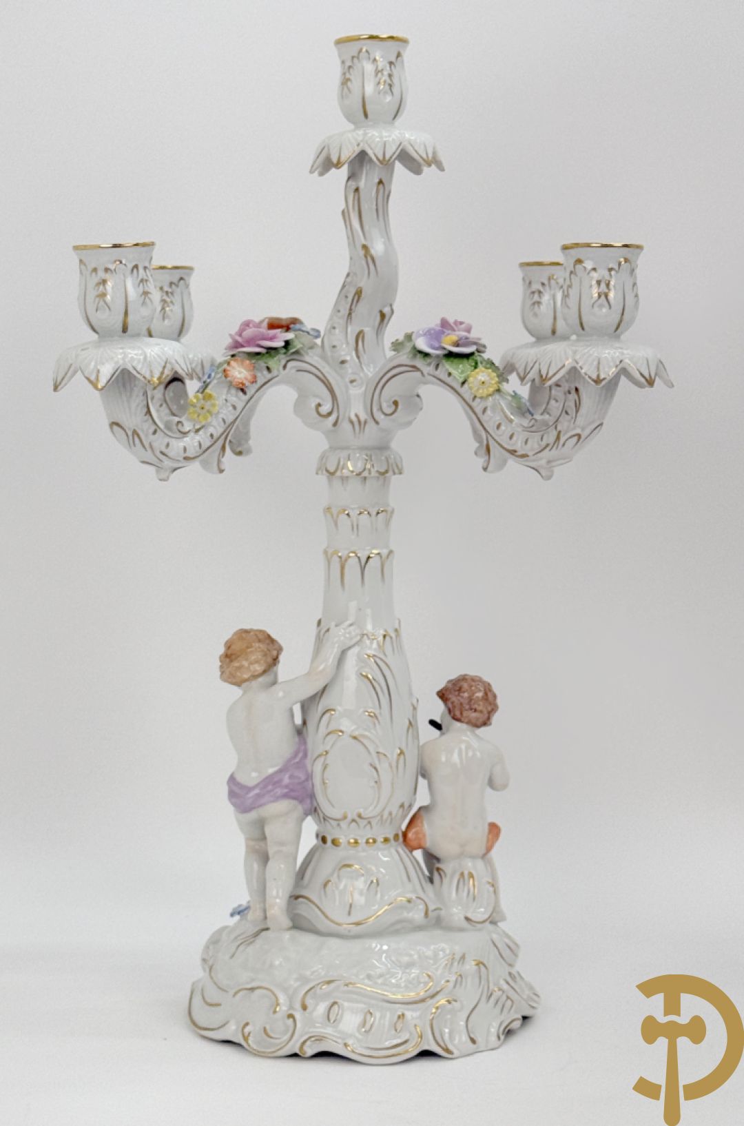 Porseleinen vijfarmige kandelaar met 2 cupido