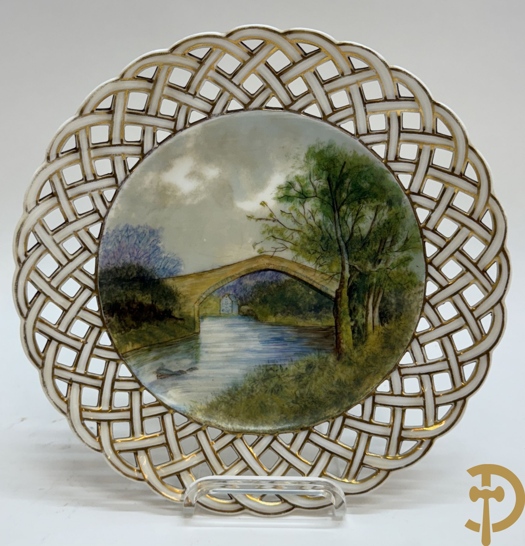 Acht handbeschilderde geajoureerde porseleinen borden met landschapsdecor, onderaan gemerkt