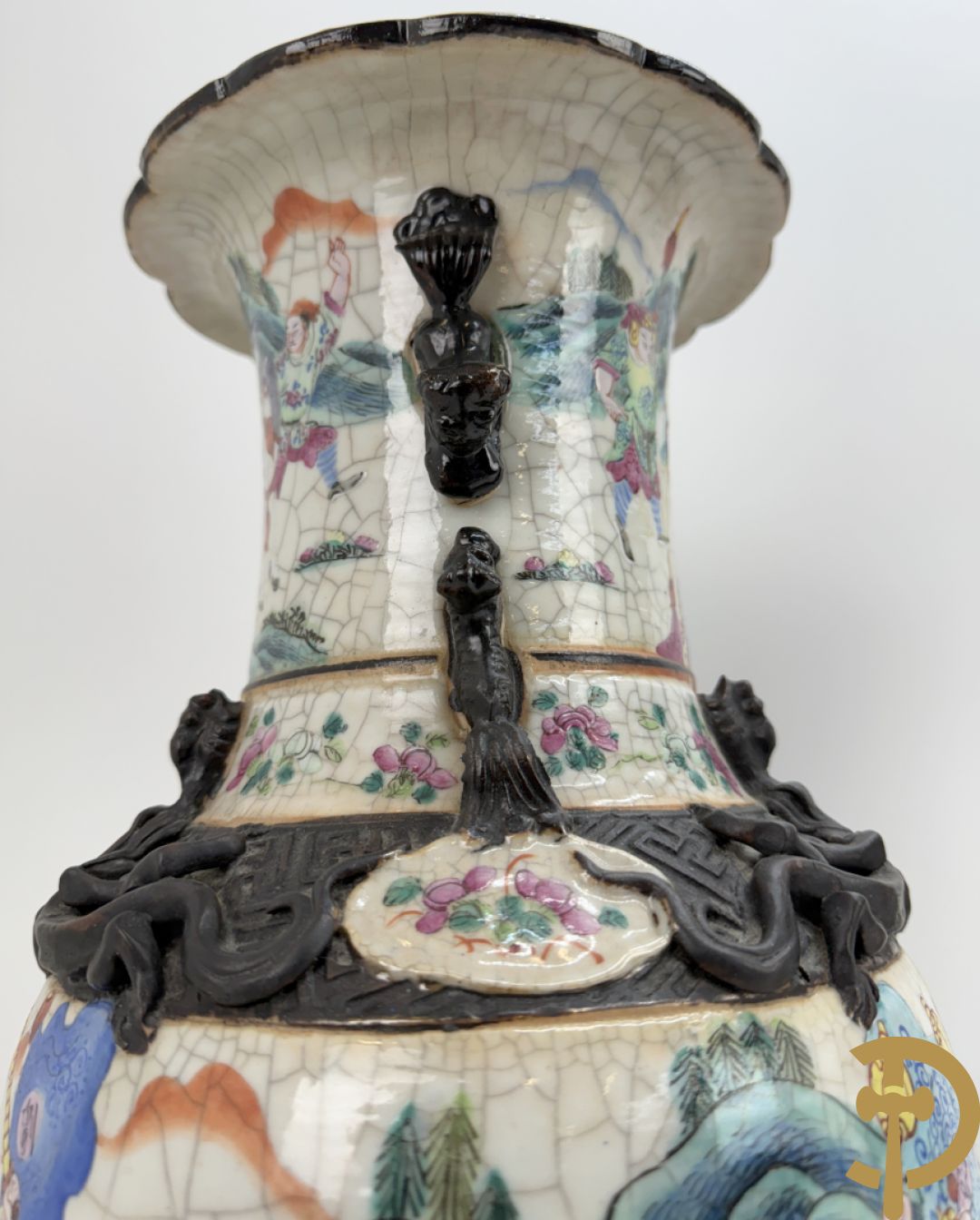 Paar Nankin vazen met dansende figuren en krijgertaferelen op houten sokkels