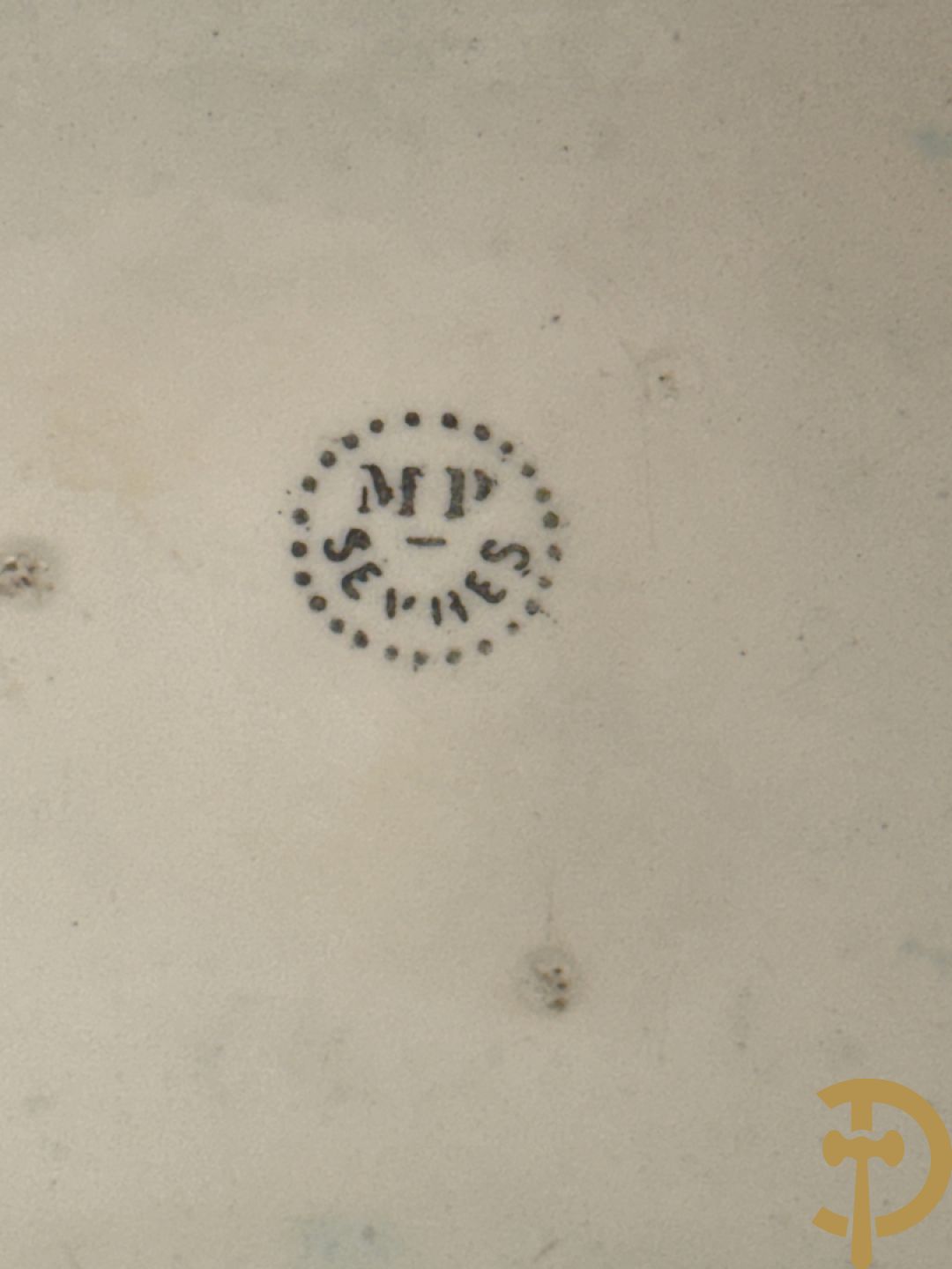 Vierkante blauw porseleinen fles Sèvres (Paul Milet) gemerkt met zilveren dop + dekseldoos Capo di Monte met cupido