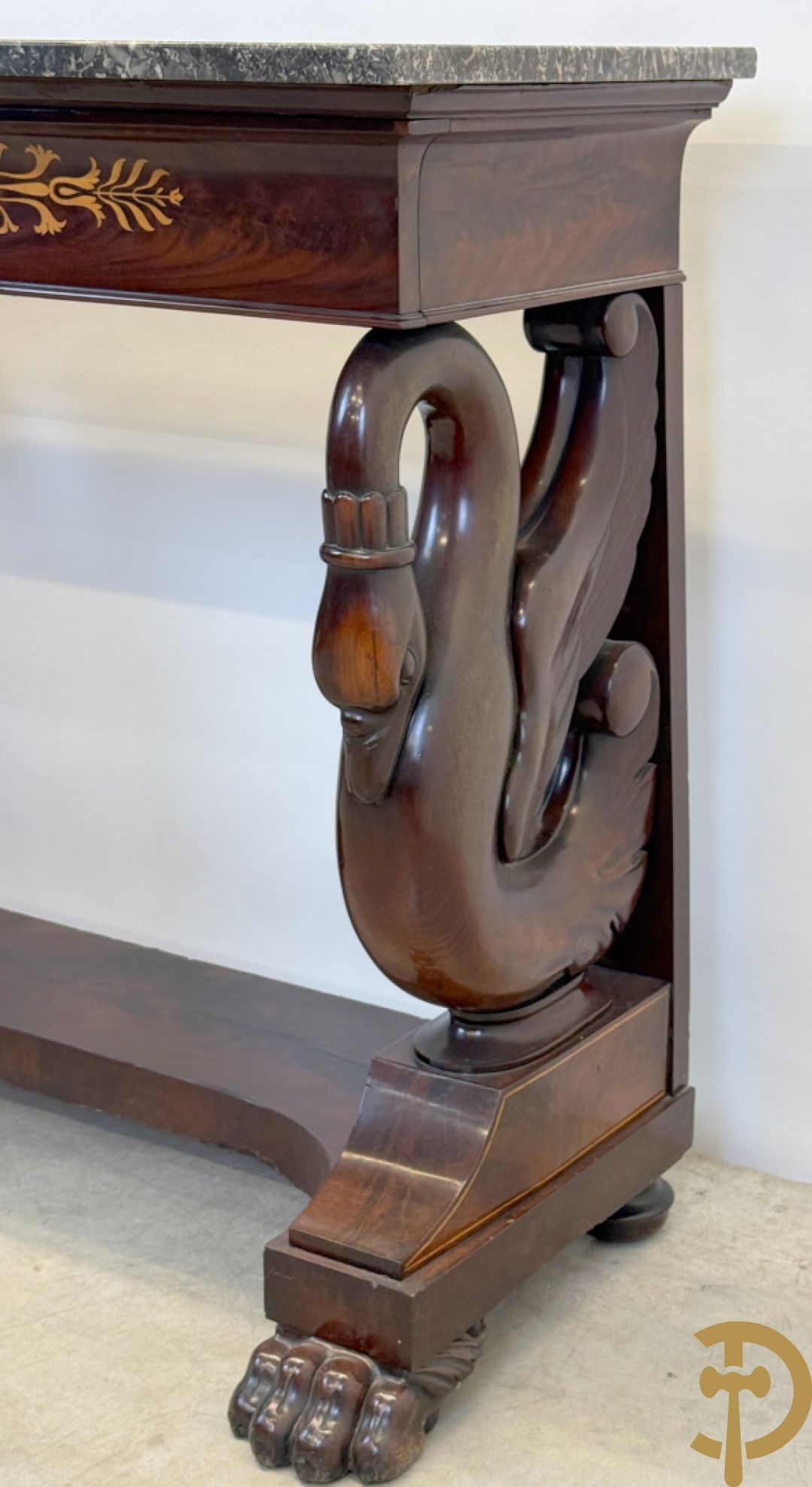 Mahoniehouten console met lade, voluutvormige zwanehalzen en marmeren blad