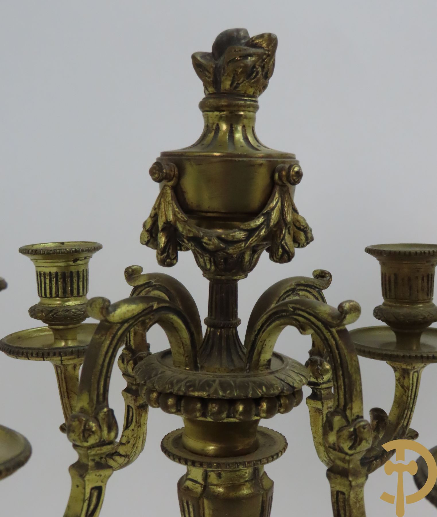 Paar bronzen Louis XVI vierarmige kandelaars bezet met toorts bovenaan