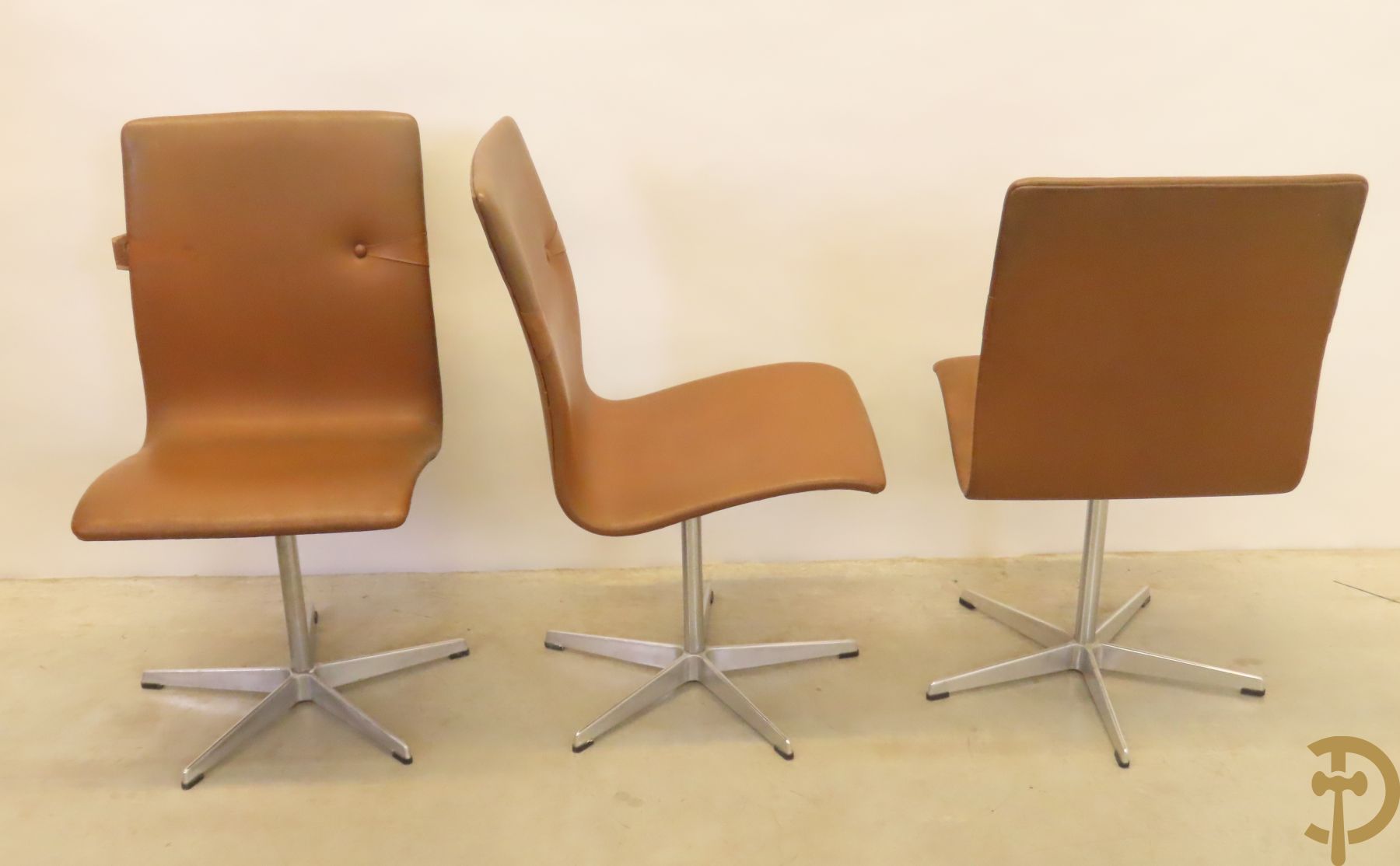 Paar vintage design armstoelen en 3 stoelen 