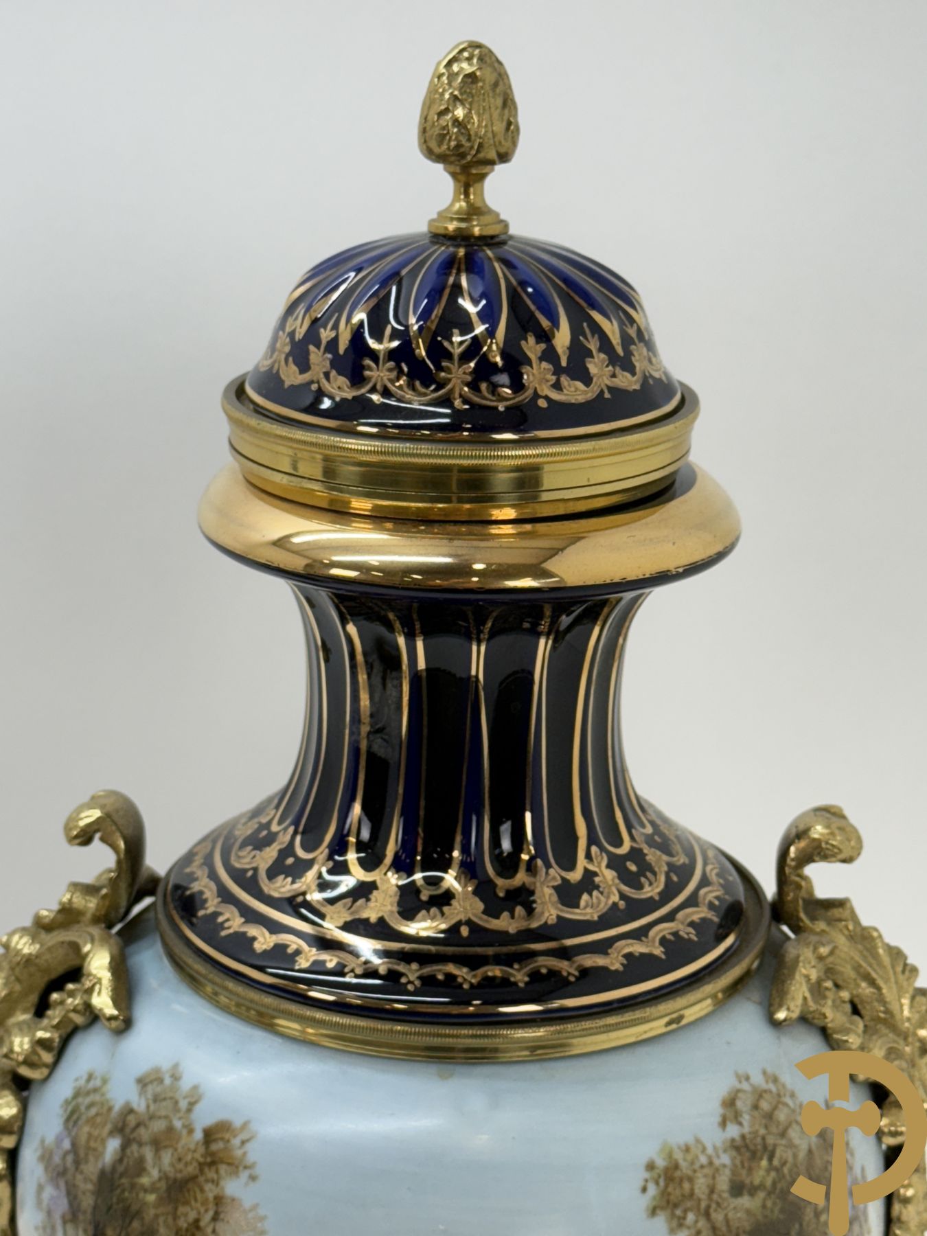 Paar Sèvres stijl vazen met bedrukt geanimeerd decor, naar Boucher