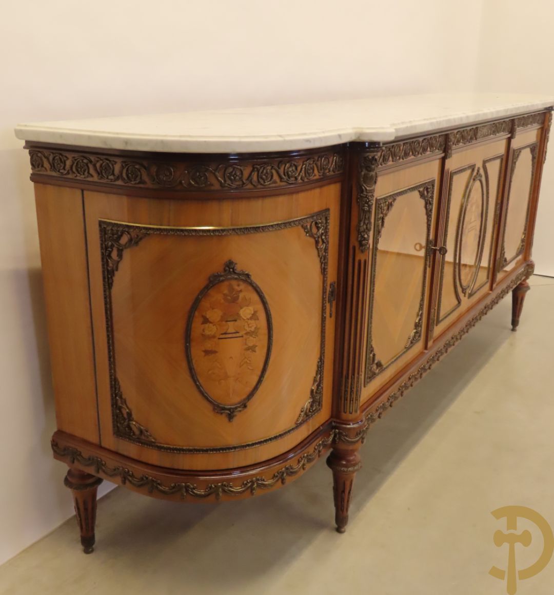 Notelaren eetkamer Louis XVI stijl bestaande uit vijfdeursdressoir met bloemenmarquetterie, bronsbeslag en wit marmeren blad, ovale uittrekbare tafel, 6 stoelen met leder bekleed en gegalbeerde vitrine met geslepen ruitjes
