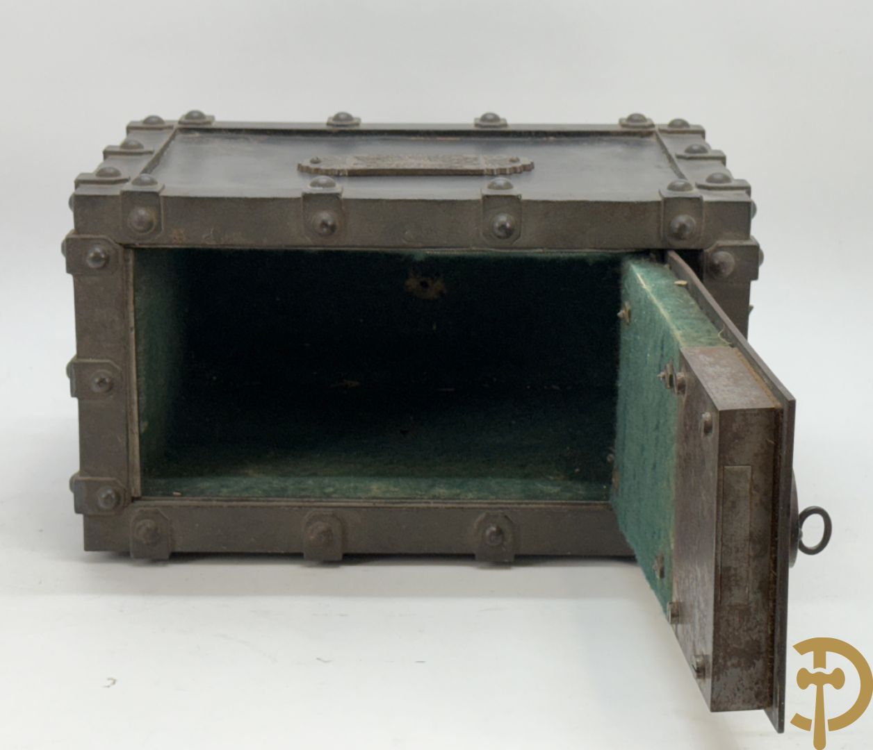 Gietijzeren brandkoffertje met 2 handvaten Incombustible Bauche à Gueux (Marnes) met sleutel