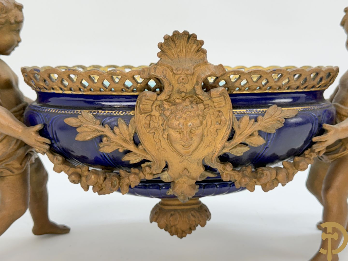 Blauwe coupe gehouden door paar zamak cupido