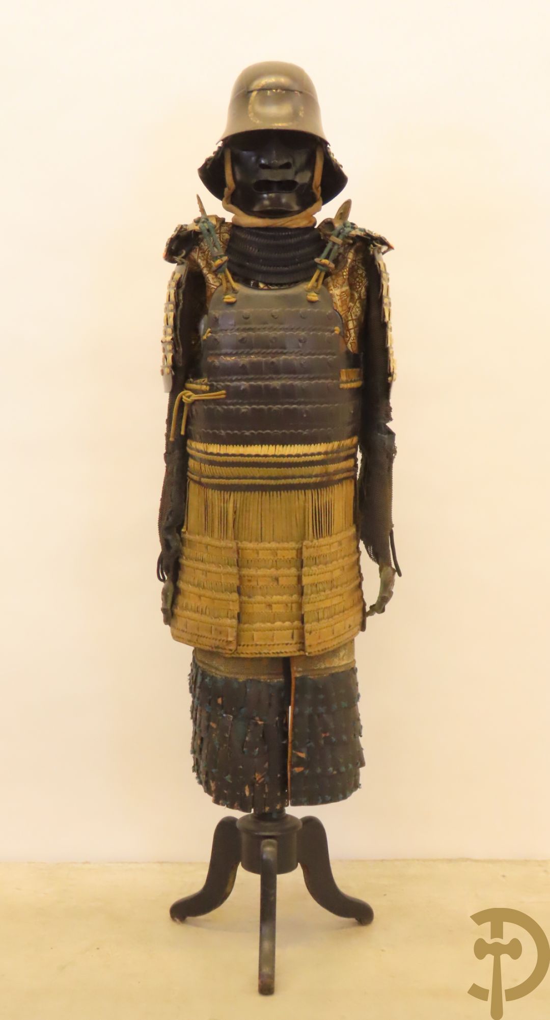 Aziatische antieke samurai uitrusting met helm gemonteerd op statief - type Okegawa Gusoku van ijzer en Kusari in leder.