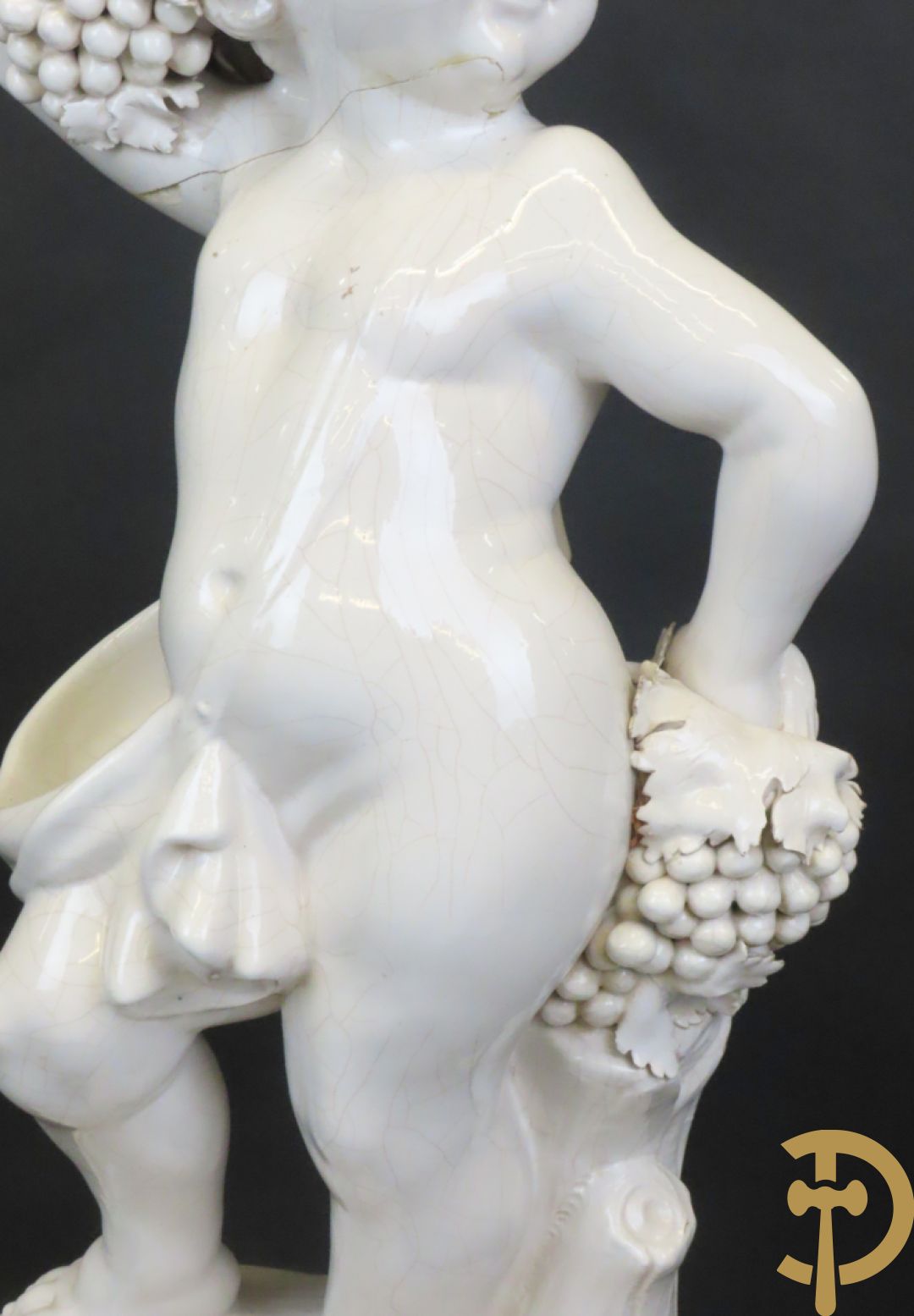 Engel met druiventrossen in Italiaanse majolica op sokkel