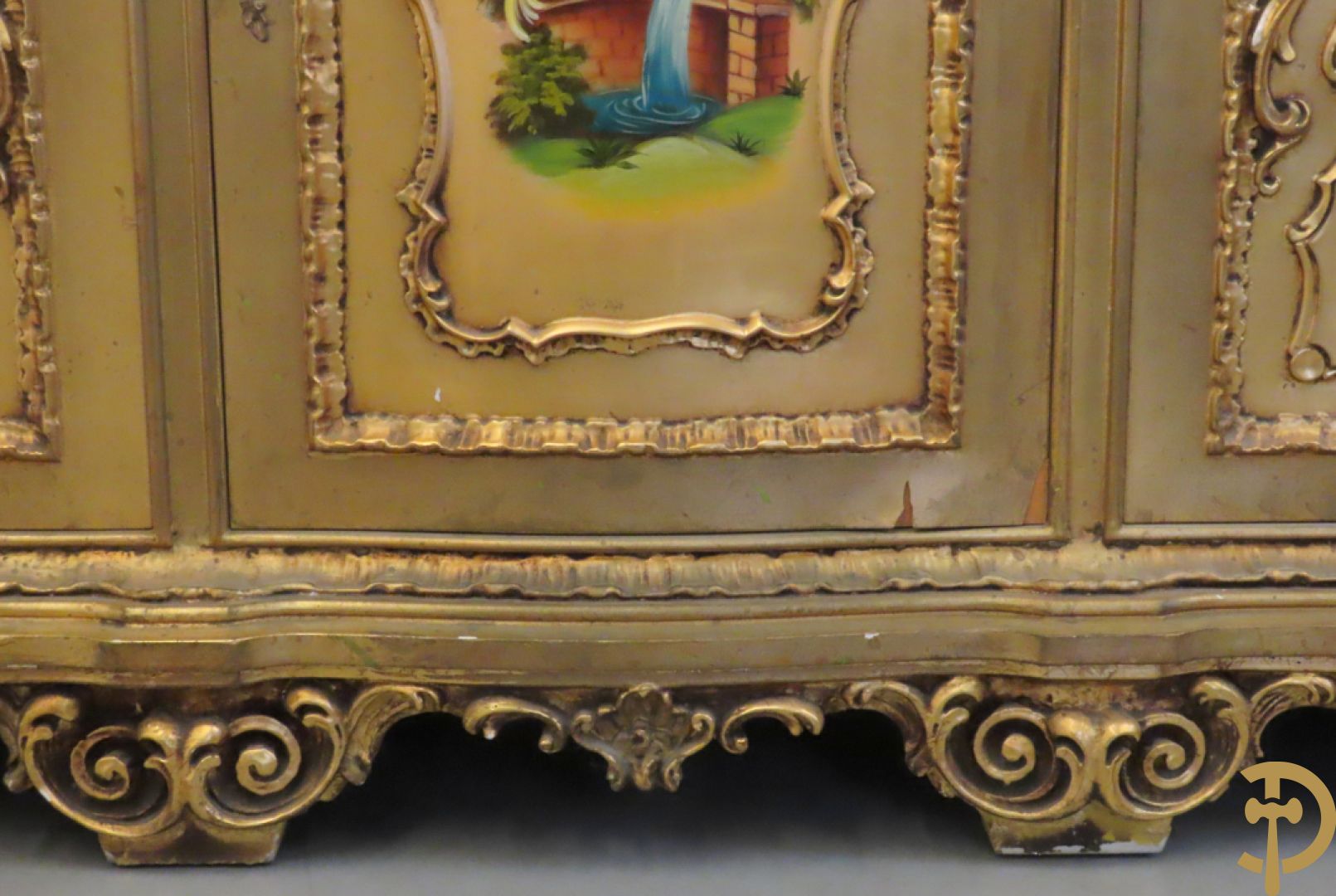 Uitzonderlijke vergulde Louis XV eetkamer bestaande uit vijfdeursdressoir met voluutvormige accanthusranken en rocailles, beschilderd met bloemenmotieven en centraal tafererel met hoornen des overvloeds + bijhorende spiegel vergulde tafel op voluutvormige poten met zes bijhorende stoelen + vitrine met accanthusranken en centrale deur, op voluutvormige poten